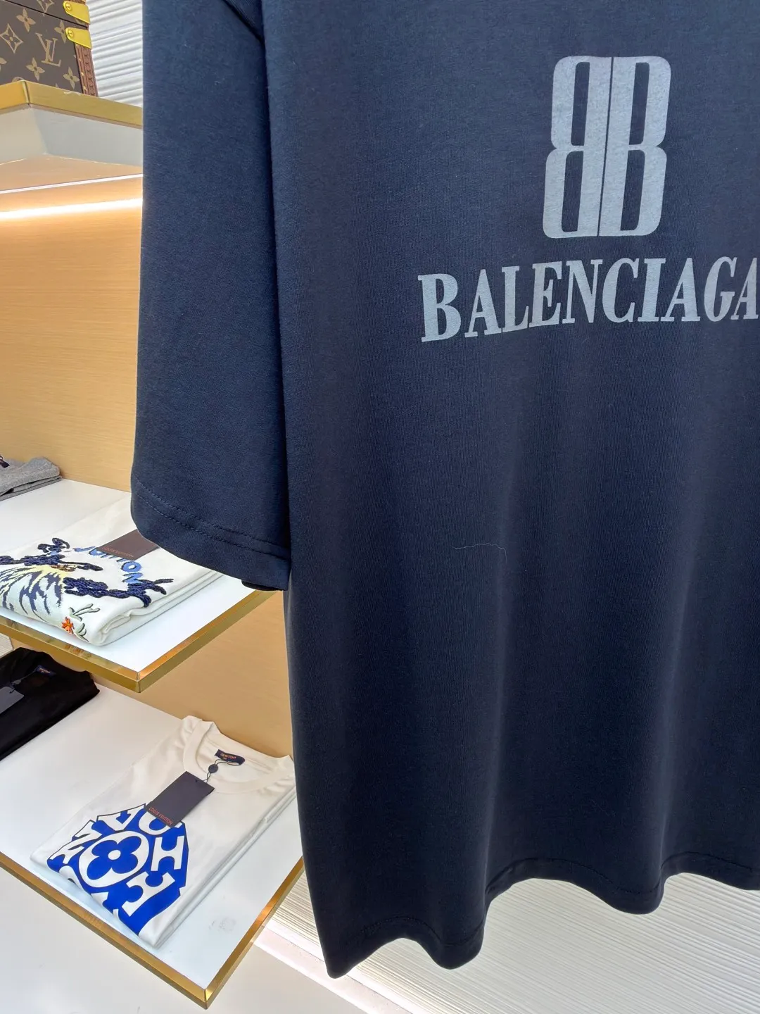 Balenciaga nano BB printed short sleeves ●Original version: Purchased and developed for 4600 ●Item number: 1682344-X90 ●Fabric: moire jersey fabric ●Technology: Glue printing production ●Color: black ●Version: Loose version ●Weight: about 325 grams ●Size: The layered texture carrier is embellished with the exquisite Balenciaga nano BB art on the chest and stamped with a silver-gray artistic seal. It is a concrete expression of the brand's soul. Use every outfit to outline your own fashion picture. Glue printing is used. The chest printing has been modified three times with the film screen. The glue liquid paint is used to print the pattern on the fabric. The fabric is baked to fix the printed pattern. The fabric has been washed. It has a better hand feel and texture. It is not easy to deform, not easy to shrink, not easy to fade, and maintains long-term beauty. The overall wiring is straight and delicate, the fabric is comfortable and soft, and the color is consistent without color difference. It can be matched with the same style to create a fashionable look and control various occasions. Customized accessories, complete with three standards, same style for men and women!