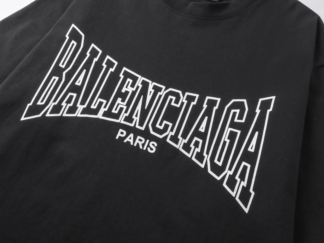 🅿️180 real photos [Top version. Official website quality] BALENCI*GA/Paris. SS25 latest style, classic LOGO art crack print short-sleeved T-shirt. Brick cabinet synchronization. Genuine product developed in the first time, happy to print and compare! The fabric is made of Paris ZP custom-woven and dyed cotton double yarn. Weighing 260 grams, the cloth surface is clean. The cloth pattern is clear, soft and comfortable. The threads are dyed with no color difference. The printing uses environmentally friendly imported crack printing materials. The letters are clear and the effect is three-dimensional. The version adopts OS loose shoulder design. Same style for men and women. Code: BL223608 Color: black, floral gray Size: XS S M L