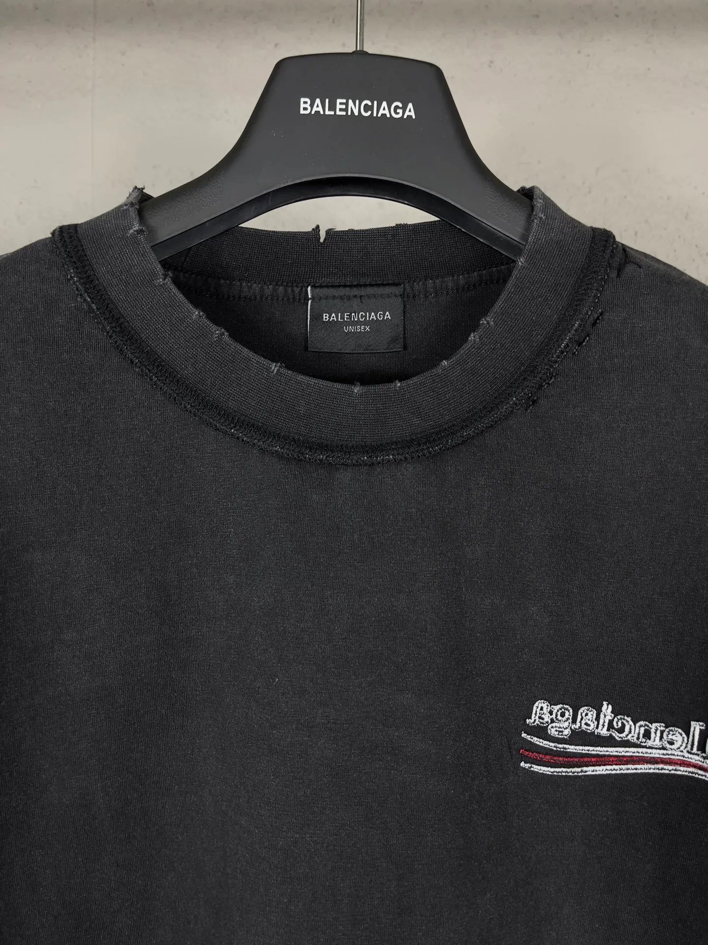 🅿️200 photos [Top version. Official website quality] BALENCI*GA/Paris #2025 new classic Coke wave spray LOGO reverse embroidery, washed and worn short-sleeved T-shirt, ready-to-wear stitched on the reverse, ready-to-wear washed, full of design sense. Welcome to compare. The fabric is made of Paris ZP custom-woven and dyed cotton double yarn, weight 260 grams, clean cloth surface. Clear cloth pattern, soft and comfortable. The threads are dyed with no color difference. The classic letter LOGO is embroidered on the reverse using an imported Tajima embroidery machine. The effect is three-dimensional. Restore brick cabinet, adopt OS loose shoulder style. Same style for men and women. Code: BL253677 Color: washed black, apricot Size: XS S M L