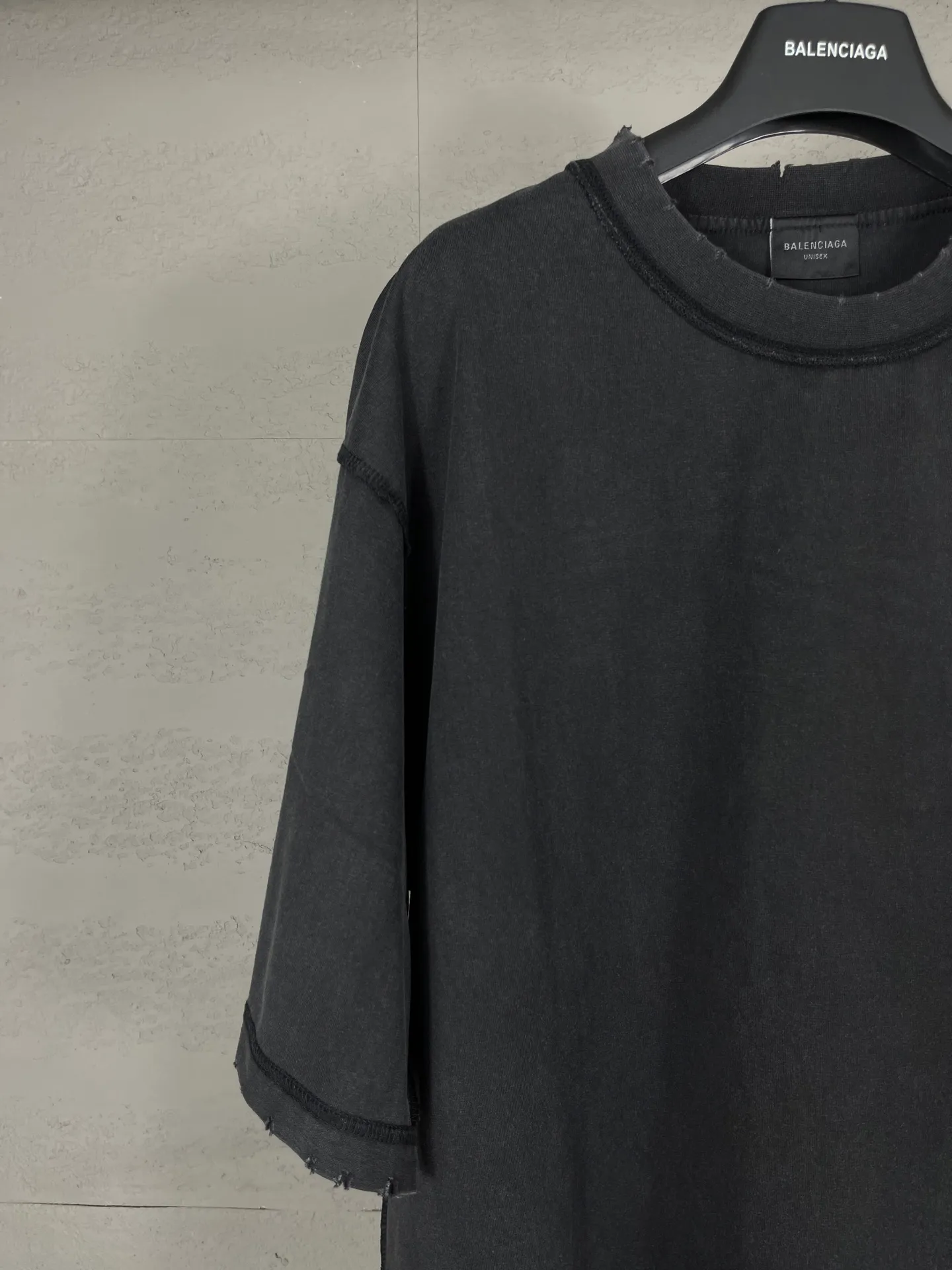 🅿️200 photos [Top version. Official website quality] BALENCI*GA/Paris #2025 new classic Coke wave spray LOGO reverse embroidery, washed and worn short-sleeved T-shirt, ready-to-wear stitched on the reverse, ready-to-wear washed, full of design sense. Welcome to compare. The fabric is made of Paris ZP custom-woven and dyed cotton double yarn, weight 260 grams, clean cloth surface. Clear cloth pattern, soft and comfortable. The threads are dyed with no color difference. The classic letter LOGO is embroidered on the reverse using an imported Tajima embroidery machine. The effect is three-dimensional. Restore brick cabinet, adopt OS loose shoulder style. Same style for men and women. Code: BL253677 Color: washed black, apricot Size: XS S M L