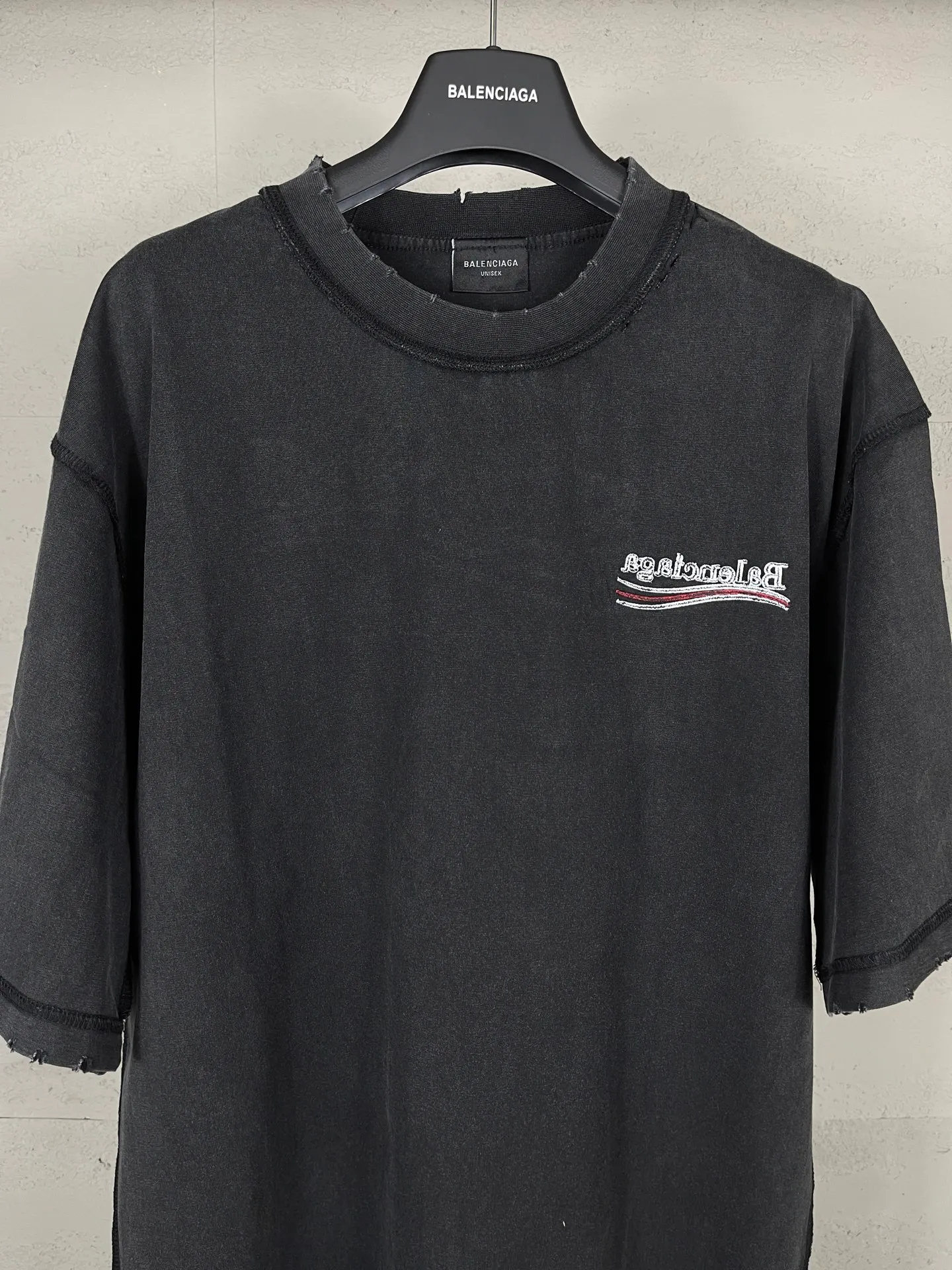 🅿️200 photos [Top version. Official website quality] BALENCI*GA/Paris #2025 new classic Coke wave spray LOGO reverse embroidery, washed and worn short-sleeved T-shirt, ready-to-wear stitched on the reverse, ready-to-wear washed, full of design sense. Welcome to compare. The fabric is made of Paris ZP custom-woven and dyed cotton double yarn, weight 260 grams, clean cloth surface. Clear cloth pattern, soft and comfortable. The threads are dyed with no color difference. The classic letter LOGO is embroidered on the reverse using an imported Tajima embroidery machine. The effect is three-dimensional. Restore brick cabinet, adopt OS loose shoulder style. Same style for men and women. Code: BL253677 Color: washed black, apricot Size: XS S M L