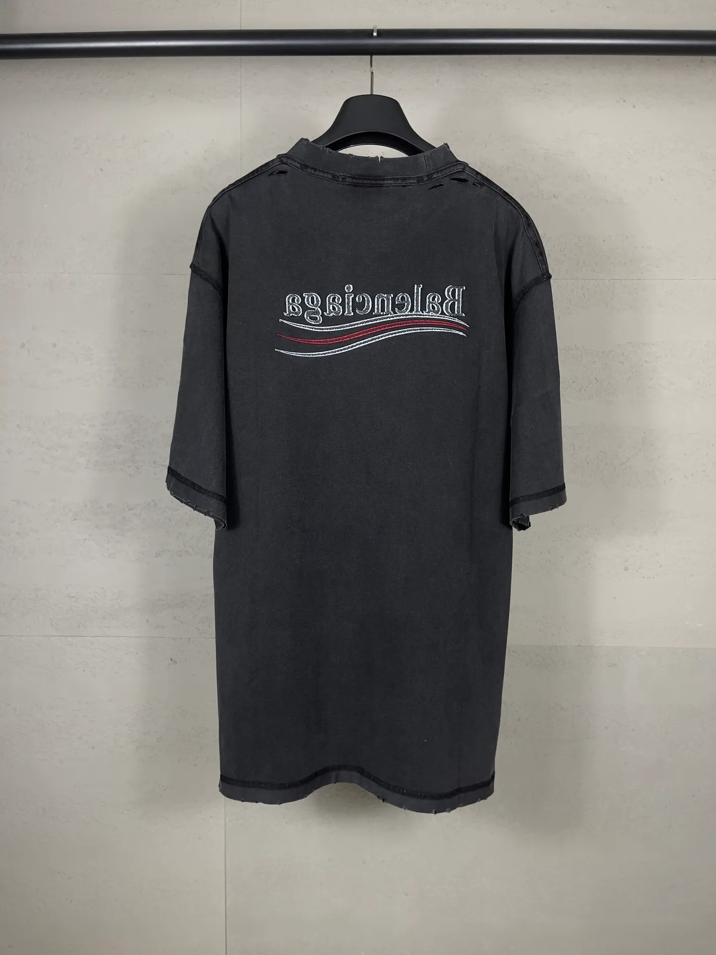 🅿️200 photos [Top version. Official website quality] BALENCI*GA/Paris #2025 new classic Coke wave spray LOGO reverse embroidery, washed and worn short-sleeved T-shirt, ready-to-wear stitched on the reverse, ready-to-wear washed, full of design sense. Welcome to compare. The fabric is made of Paris ZP custom-woven and dyed cotton double yarn, weight 260 grams, clean cloth surface. Clear cloth pattern, soft and comfortable. The threads are dyed with no color difference. The classic letter LOGO is embroidered on the reverse using an imported Tajima embroidery machine. The effect is three-dimensional. Restore brick cabinet, adopt OS loose shoulder style. Same style for men and women. Code: BL253677 Color: washed black, apricot Size: XS S M L