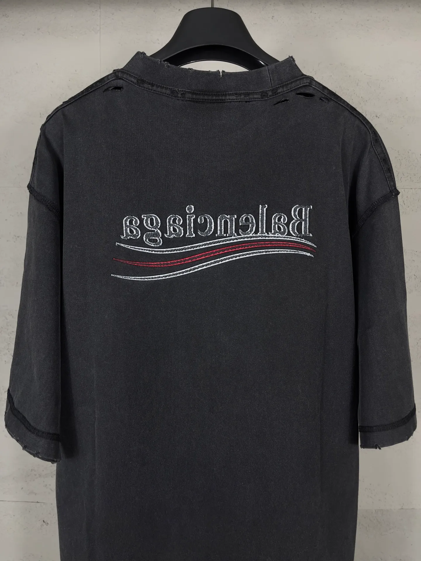 🅿️200 photos [Top version. Official website quality] BALENCI*GA/Paris #2025 new classic Coke wave spray LOGO reverse embroidery, washed and worn short-sleeved T-shirt, ready-to-wear stitched on the reverse, ready-to-wear washed, full of design sense. Welcome to compare. The fabric is made of Paris ZP custom-woven and dyed cotton double yarn, weight 260 grams, clean cloth surface. Clear cloth pattern, soft and comfortable. The threads are dyed with no color difference. The classic letter LOGO is embroidered on the reverse using an imported Tajima embroidery machine. The effect is three-dimensional. Restore brick cabinet, adopt OS loose shoulder style. Same style for men and women. Code: BL253677 Color: washed black, apricot Size: XS S M L