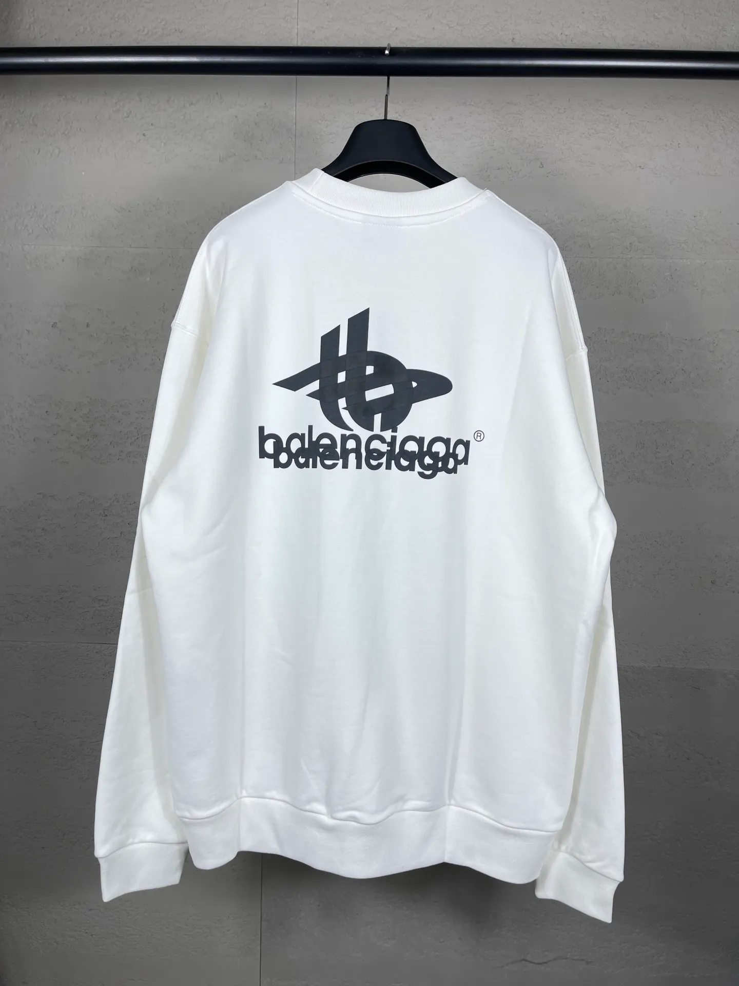 🅿️246 real photos [Top version. Official website quality] BALENCI*GA/Paris. 2024 new style. Phantom double LOGO classic pattern printed round neck sweatshirt. Brick cabinet synchronization. Genuine product developed in the first time, happy to print and compare! The fabric is made of Paris ZP custom-woven and dyed cotton sweatshirt. The weight is 450 grams. The cloth surface is clean. The cloth pattern is clear, soft and comfortable. The threads are dyed with no color difference. The classic printing is made of environmentally friendly imported materials, with LOGO phantom effect, clear letters and three-dimensional effect. Restored brick cabinet. Ready-made clothes are washed and distressed, different market currency, welcome to compare, the version adopts OS loose shoulder version. Same style for men and women Coding: BL235566 Color: black, white Size: XS S M L