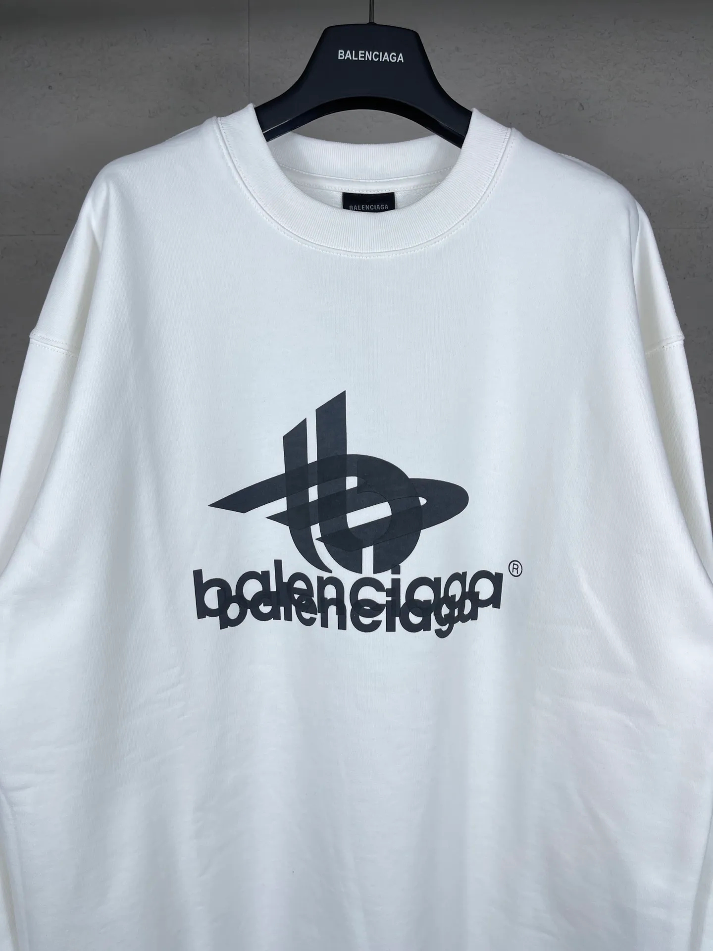 🅿️246 real photos [Top version. Official website quality] BALENCI*GA/Paris. 2024 new style. Phantom double LOGO classic pattern printed round neck sweatshirt. Brick cabinet synchronization. Genuine product developed in the first time, happy to print and compare! The fabric is made of Paris ZP custom-woven and dyed cotton sweatshirt. The weight is 450 grams. The cloth surface is clean. The cloth pattern is clear, soft and comfortable. The threads are dyed with no color difference. The classic printing is made of environmentally friendly imported materials, with LOGO phantom effect, clear letters and three-dimensional effect. Restored brick cabinet. Ready-made clothes are washed and distressed, different market currency, welcome to compare, the version adopts OS loose shoulder version. Same style for men and women Coding: BL235566 Color: black, white Size: XS S M L