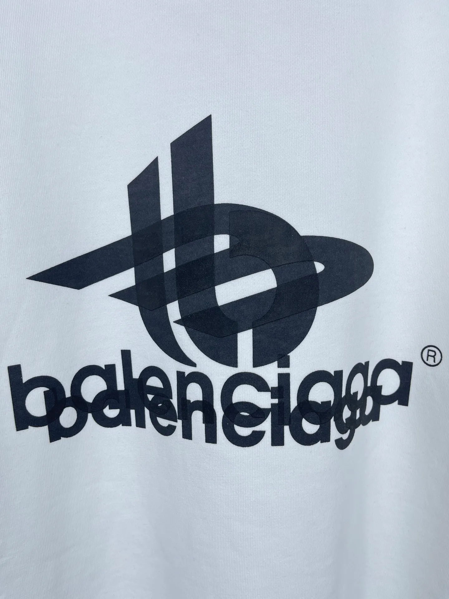 🅿️246 real photos [Top version. Official website quality] BALENCI*GA/Paris. 2024 new style. Phantom double LOGO classic pattern printed round neck sweatshirt. Brick cabinet synchronization. Genuine product developed in the first time, happy to print and compare! The fabric is made of Paris ZP custom-woven and dyed cotton sweatshirt. The weight is 450 grams. The cloth surface is clean. The cloth pattern is clear, soft and comfortable. The threads are dyed with no color difference. The classic printing is made of environmentally friendly imported materials, with LOGO phantom effect, clear letters and three-dimensional effect. Restored brick cabinet. Ready-made clothes are washed and distressed, different market currency, welcome to compare, the version adopts OS loose shoulder version. Same style for men and women Coding: BL235566 Color: black, white Size: XS S M L