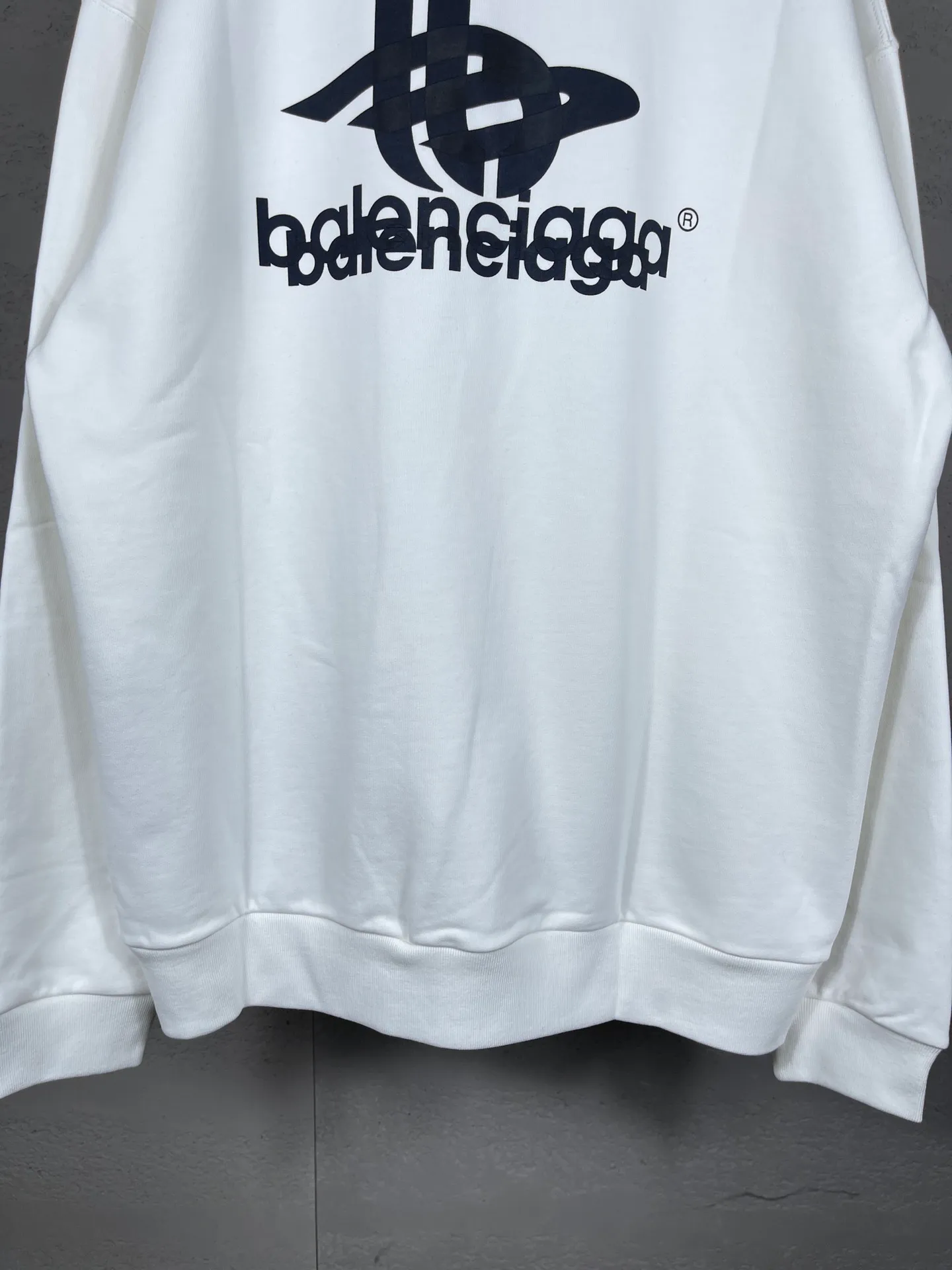 🅿️246 real photos [Top version. Official website quality] BALENCI*GA/Paris. 2024 new style. Phantom double LOGO classic pattern printed round neck sweatshirt. Brick cabinet synchronization. Genuine product developed in the first time, happy to print and compare! The fabric is made of Paris ZP custom-woven and dyed cotton sweatshirt. The weight is 450 grams. The cloth surface is clean. The cloth pattern is clear, soft and comfortable. The threads are dyed with no color difference. The classic printing is made of environmentally friendly imported materials, with LOGO phantom effect, clear letters and three-dimensional effect. Restored brick cabinet. Ready-made clothes are washed and distressed, different market currency, welcome to compare, the version adopts OS loose shoulder version. Same style for men and women Coding: BL235566 Color: black, white Size: XS S M L