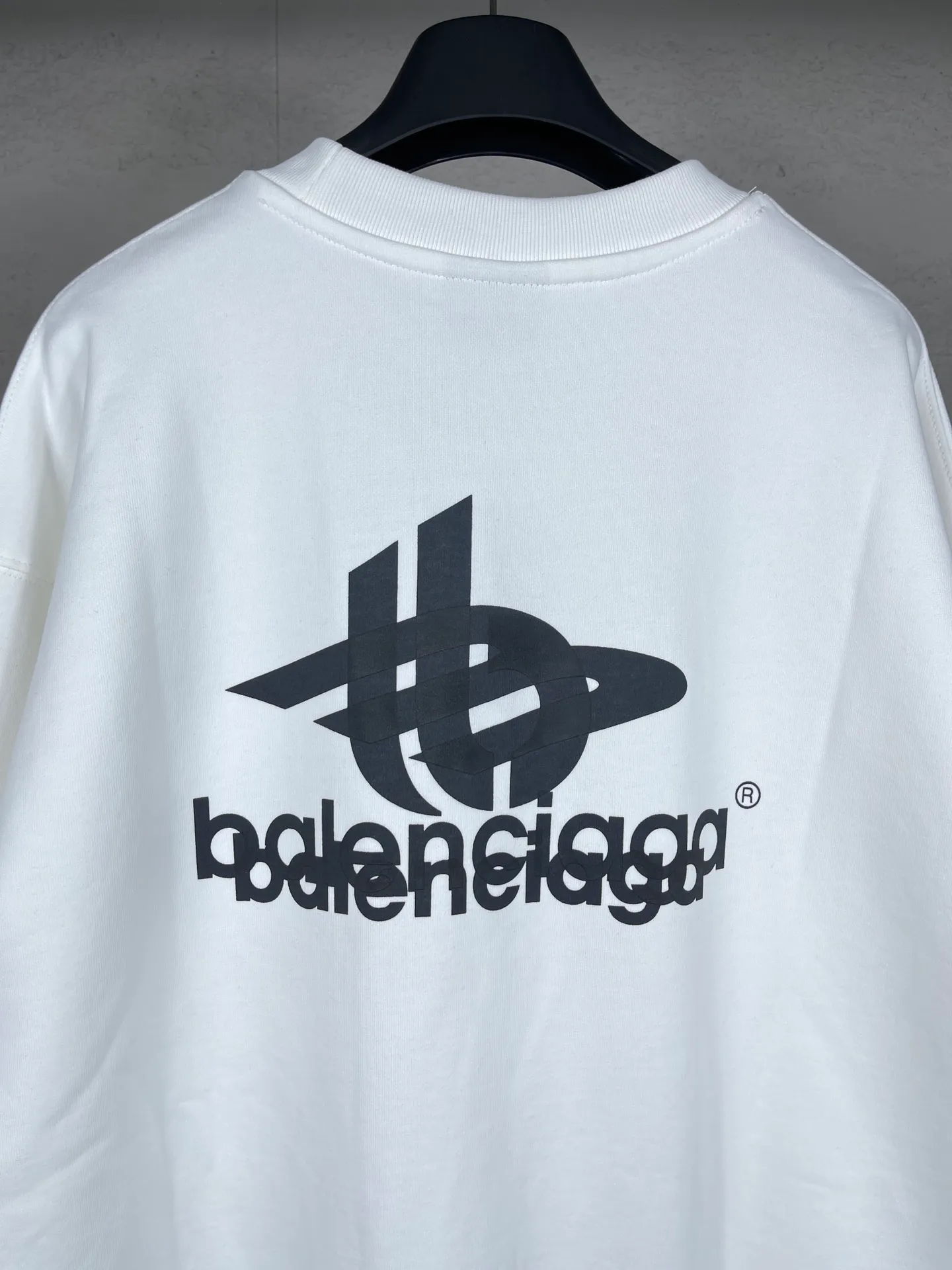 🅿️246 real photos [Top version. Official website quality] BALENCI*GA/Paris. 2024 new style. Phantom double LOGO classic pattern printed round neck sweatshirt. Brick cabinet synchronization. Genuine product developed in the first time, happy to print and compare! The fabric is made of Paris ZP custom-woven and dyed cotton sweatshirt. The weight is 450 grams. The cloth surface is clean. The cloth pattern is clear, soft and comfortable. The threads are dyed with no color difference. The classic printing is made of environmentally friendly imported materials, with LOGO phantom effect, clear letters and three-dimensional effect. Restored brick cabinet. Ready-made clothes are washed and distressed, different market currency, welcome to compare, the version adopts OS loose shoulder version. Same style for men and women Coding: BL235566 Color: black, white Size: XS S M L