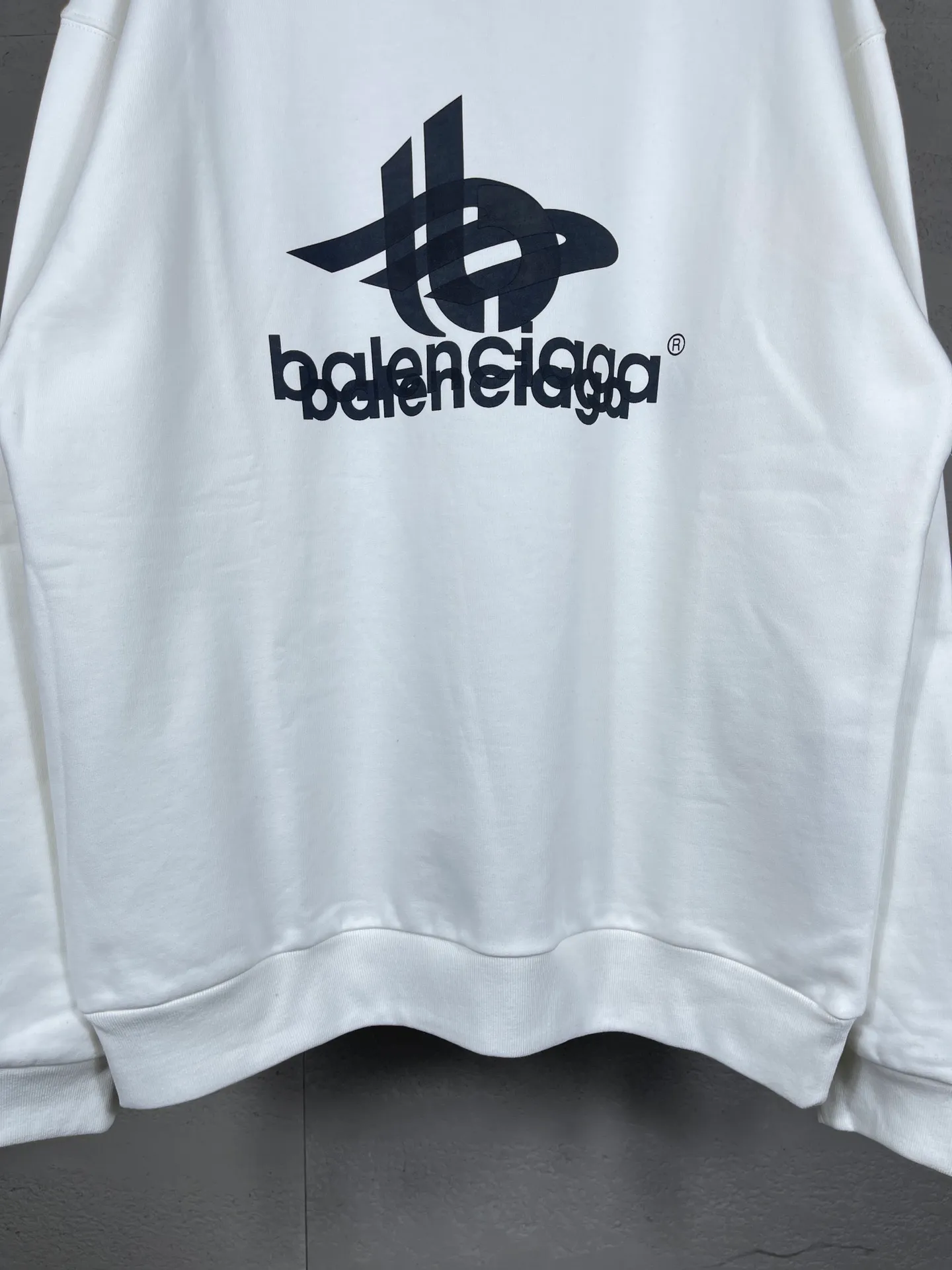 🅿️246 real photos [Top version. Official website quality] BALENCI*GA/Paris. 2024 new style. Phantom double LOGO classic pattern printed round neck sweatshirt. Brick cabinet synchronization. Genuine product developed in the first time, happy to print and compare! The fabric is made of Paris ZP custom-woven and dyed cotton sweatshirt. The weight is 450 grams. The cloth surface is clean. The cloth pattern is clear, soft and comfortable. The threads are dyed with no color difference. The classic printing is made of environmentally friendly imported materials, with LOGO phantom effect, clear letters and three-dimensional effect. Restored brick cabinet. Ready-made clothes are washed and distressed, different market currency, welcome to compare, the version adopts OS loose shoulder version. Same style for men and women Coding: BL235566 Color: black, white Size: XS S M L