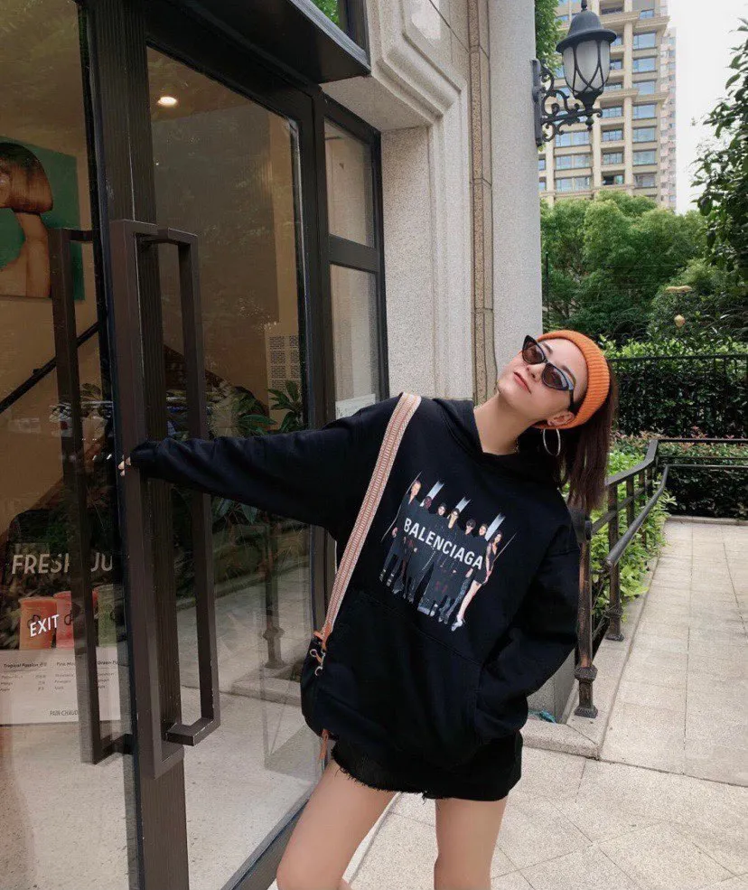 ♻️💯Reference model picture for the upper body❤️Examined version BALENCIAGA Balenciaga portrait band B family hooded sweatshirt 1:1 restored replica version Popular ins Xiaohongshu hot item Popular recommendation by Internet celebrity bloggers The fabric is made of 480 grams of large terry cotton fabric, and has been pre-shrunk to a weight of about 520 grams. The original version is purchased and patterned, and the positioning and cutting process is used! Pure version! The imported Israeli Kornit digital direct-injection printing technology makes the reflection of characters three-dimensional and real. This is also the first place to look for identification. I make every piece of clothing with conscience and strive for excellence in every aspect. Just to sell a piece of clothing and retain a customer. Although our products are a little more expensive than others, the expensive money is kept in the clothes and is definitely not imported into my pocket.  Customized washable labels, bag labels, and collar labels. Can reach professional level.  Restore the 1:1 replica craftsmanship! B's new early autumn series, a very high-end series of single items for men and women!  Size: XS-L Color: Black P:450
