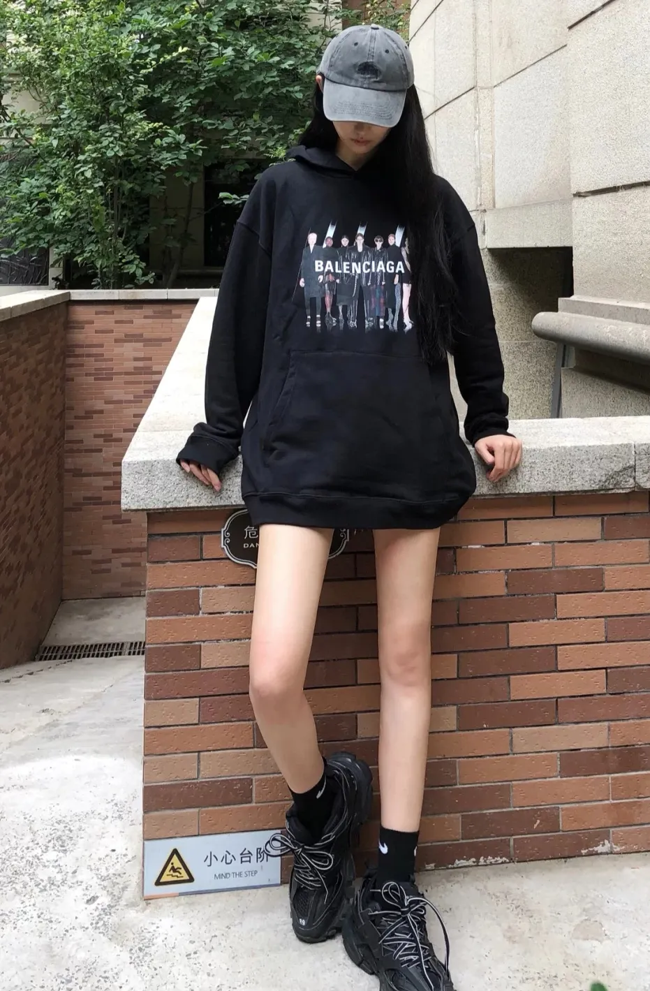 ♻️💯Reference model picture for the upper body❤️Examined version BALENCIAGA Balenciaga portrait band B family hooded sweatshirt 1:1 restored replica version Popular ins Xiaohongshu hot item Popular recommendation by Internet celebrity bloggers The fabric is made of 480 grams of large terry cotton fabric, and has been pre-shrunk to a weight of about 520 grams. The original version is purchased and patterned, and the positioning and cutting process is used! Pure version! The imported Israeli Kornit digital direct-injection printing technology makes the reflection of characters three-dimensional and real. This is also the first place to look for identification. I make every piece of clothing with conscience and strive for excellence in every aspect. Just to sell a piece of clothing and retain a customer. Although our products are a little more expensive than others, the expensive money is kept in the clothes and is definitely not imported into my pocket.  Customized washable labels, bag labels, and collar labels. Can reach professional level.  Restore the 1:1 replica craftsmanship! B's new early autumn series, a very high-end series of single items for men and women!  Size: XS-L Color: Black P:450