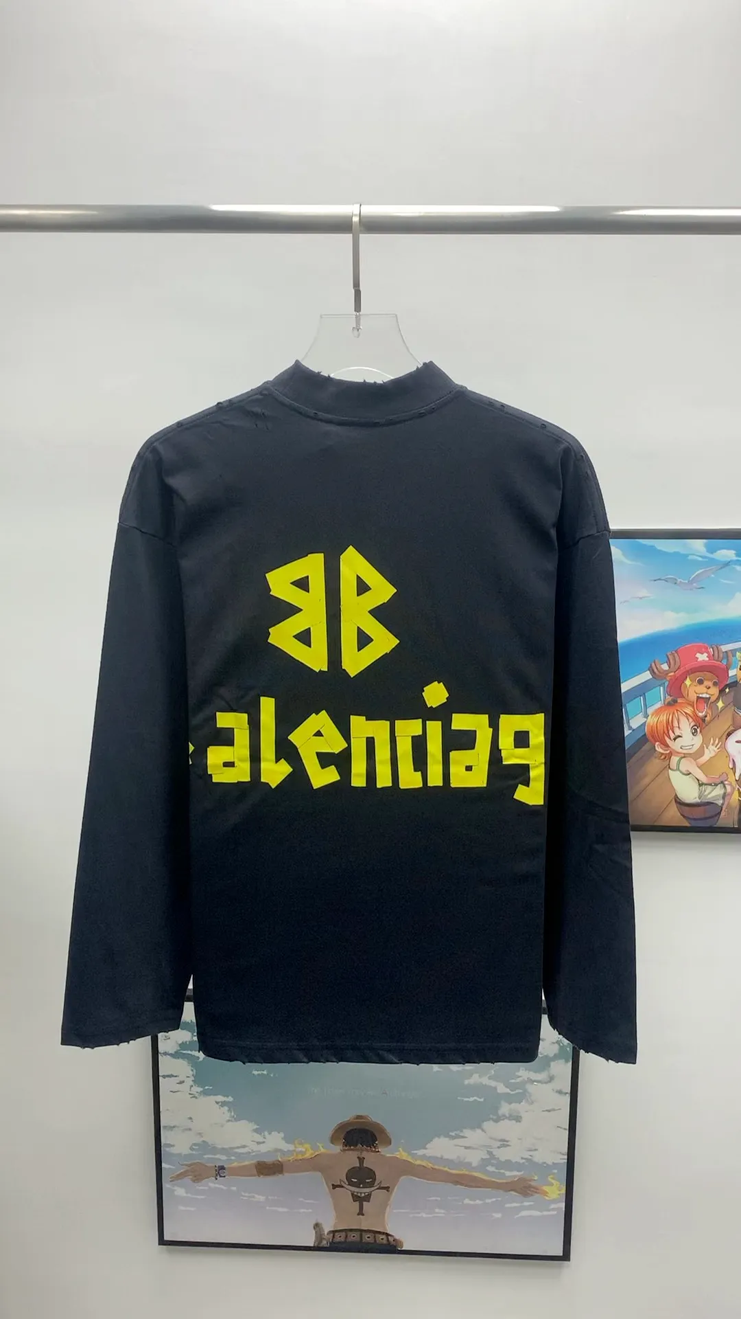 Real shot video on the back————Top tested version BALENCIAGA/Balenciaga 2023 new autumn and winter tape printed round neck long sleeve 💘Big hit style💝 Simple and retro style without losing style, original custom made of high-weight double-ply fabric, the fabric feels solid and is very classy. It is soft and delicate next to the body, very refined, showing taste, loose OS cut, in line with the current trend aesthetic. Original fabric, the same official style, customized 400g terry double-ply fabric + thread dyed fabric in the same vat, very comfortable to the touch, synchronized with the latest counters in autumn and winter, OS off-shoulder version, fashionable and individual, super versatile and good-looking, very suitable for both men and women, a must-have style, hang tag, collar label, washed wheat, complete with three standards, color: black, size: S-L P:320
