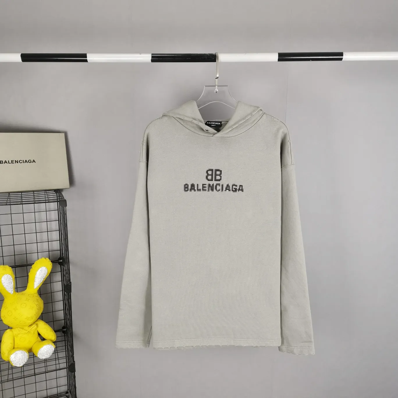 Spring and Autumn top proven version Balenciaga 22S early spring new fashion hole phantom mosaic blurred letters loose cotton hoodie sweatshirt. The fabric is made of 520 grams, the fabric density is extremely high, the chest is printed with digital direct injection, the blurred mathematical pattern dizzy effect, and the hazy gradient phantom printing of the English "Balenciaga" on the chest is restored without any difference. The intercalated gray is a yarn-dyed fabric, and the yarn is dyed first and then woven. Feel free to compare.  The fabric collars are all artificially drilled and distressed by hand. There are laser holes on the chest and back to ensure that the fabric will not wrinkle or deform when holes are made.  Size: XS-L P: 490