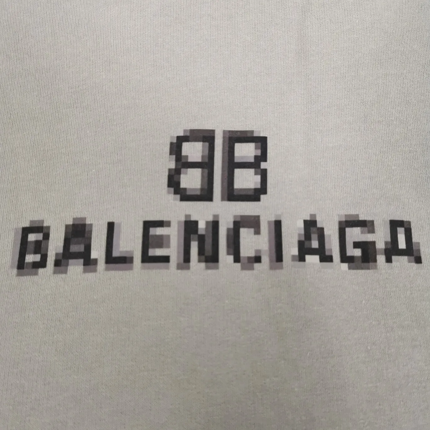 Spring and Autumn top proven version Balenciaga 22S early spring new fashion hole phantom mosaic blurred letters loose cotton hoodie sweatshirt. The fabric is made of 520 grams, the fabric density is extremely high, the chest is printed with digital direct injection, the blurred mathematical pattern dizzy effect, and the hazy gradient phantom printing of the English "Balenciaga" on the chest is restored without any difference. The intercalated gray is a yarn-dyed fabric, and the yarn is dyed first and then woven. Feel free to compare.  The fabric collars are all artificially drilled and distressed by hand. There are laser holes on the chest and back to ensure that the fabric will not wrinkle or deform when holes are made.  Size: XS-L P: 490