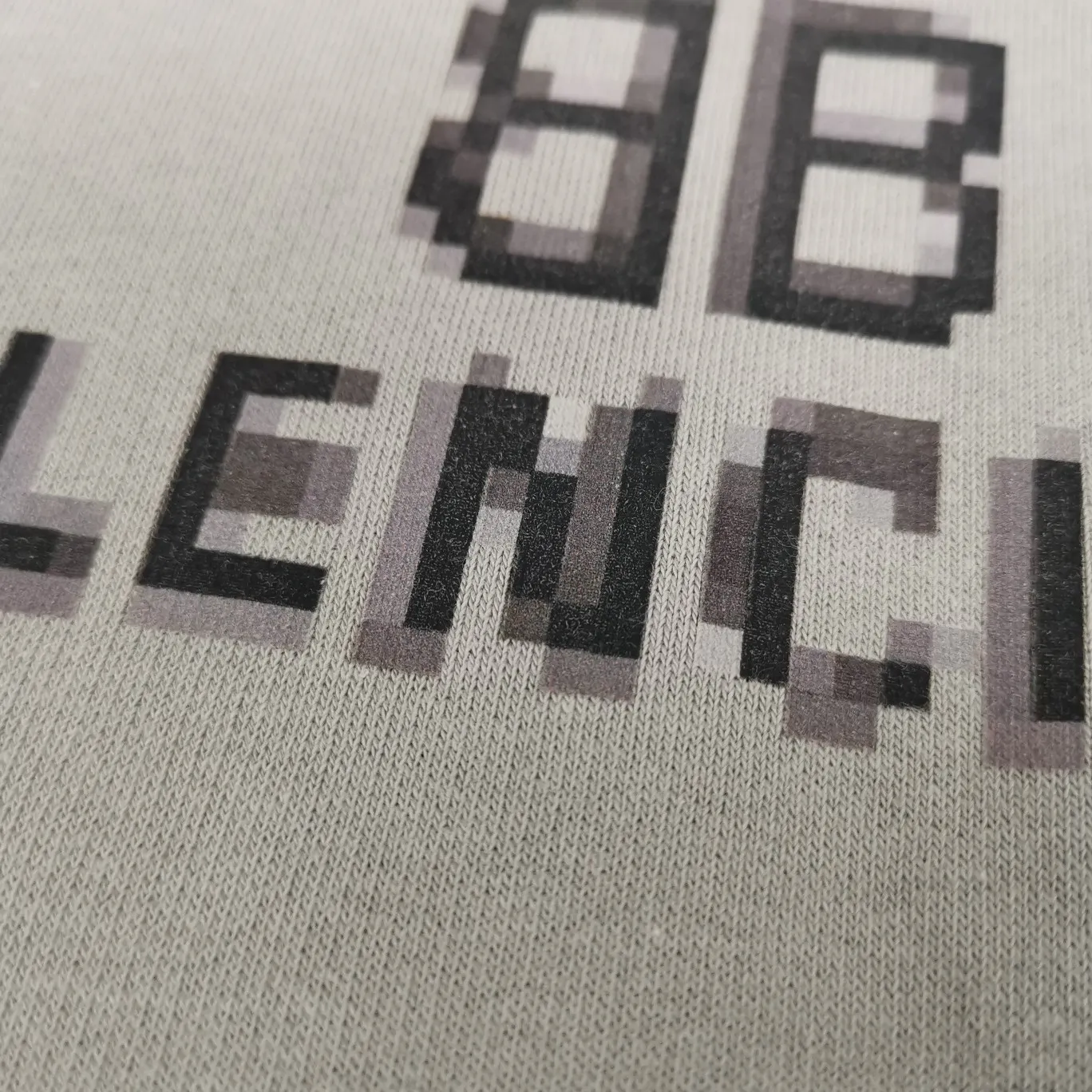 Spring and Autumn top proven version Balenciaga 22S early spring new fashion hole phantom mosaic blurred letters loose cotton hoodie sweatshirt. The fabric is made of 520 grams, the fabric density is extremely high, the chest is printed with digital direct injection, the blurred mathematical pattern dizzy effect, and the hazy gradient phantom printing of the English "Balenciaga" on the chest is restored without any difference. The intercalated gray is a yarn-dyed fabric, and the yarn is dyed first and then woven. Feel free to compare.  The fabric collars are all artificially drilled and distressed by hand. There are laser holes on the chest and back to ensure that the fabric will not wrinkle or deform when holes are made.  Size: XS-L P: 490