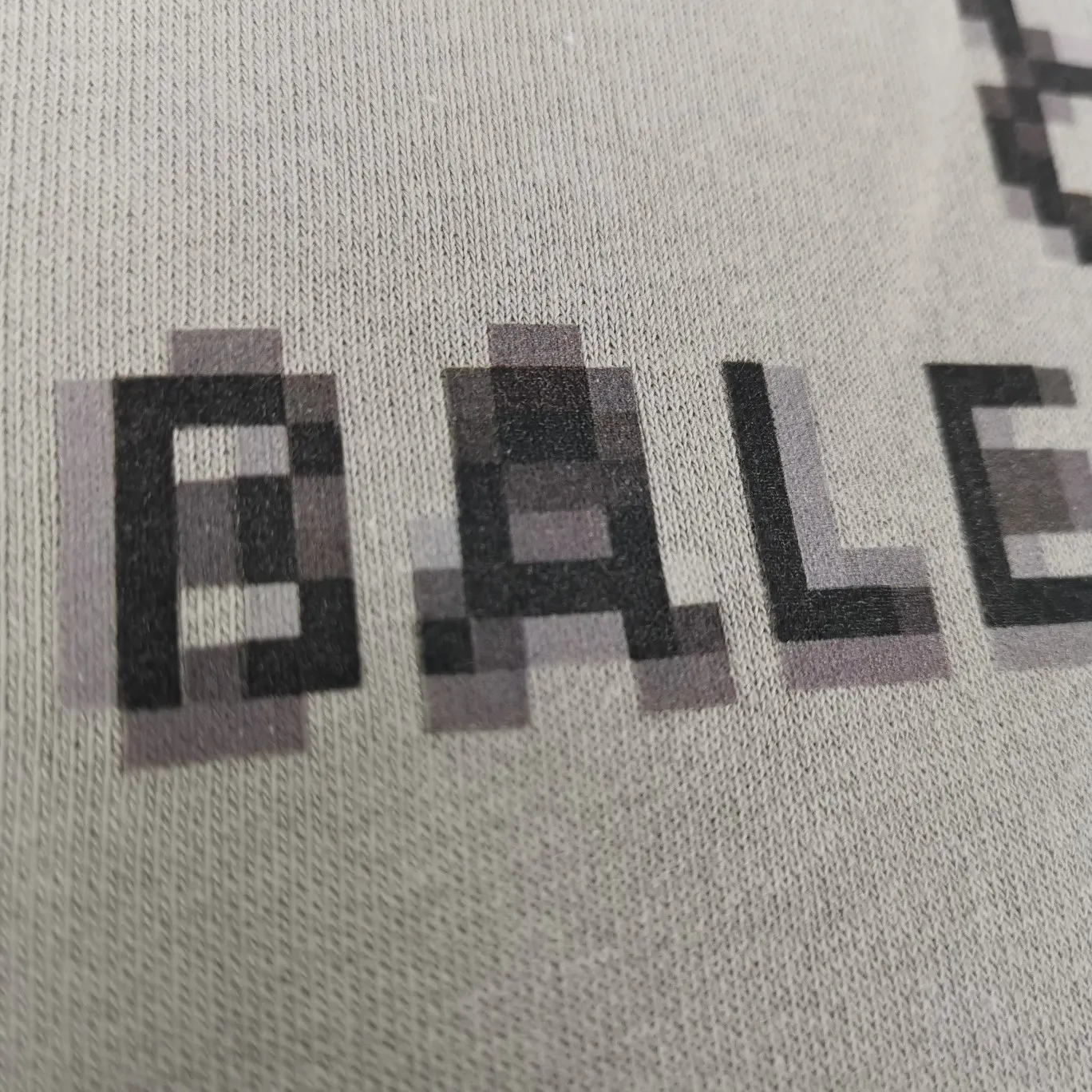 Spring and Autumn top proven version Balenciaga 22S early spring new fashion hole phantom mosaic blurred letters loose cotton hoodie sweatshirt. The fabric is made of 520 grams, the fabric density is extremely high, the chest is printed with digital direct injection, the blurred mathematical pattern dizzy effect, and the hazy gradient phantom printing of the English "Balenciaga" on the chest is restored without any difference. The intercalated gray is a yarn-dyed fabric, and the yarn is dyed first and then woven. Feel free to compare.  The fabric collars are all artificially drilled and distressed by hand. There are laser holes on the chest and back to ensure that the fabric will not wrinkle or deform when holes are made.  Size: XS-L P: 490