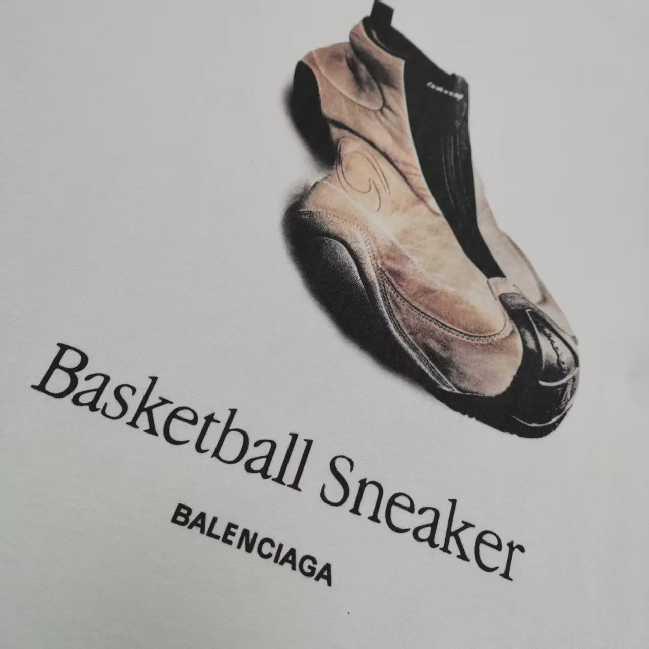 [Top version. Official website quality] BALENCI*GA/Paris. SS25 latest model, short-sleeved T-shirt with direct spray printing on the front and back of the shoes. Brick cabinet synchronization. Genuine product developed at the first time, happy to print and compare! The fabric is made of Paris ZP custom-woven and dyed cotton double yarn. Weighing 260 grams, the cloth surface is clean. The cloth pattern is clear, soft and comfortable. The threads are dyed with no color difference. The printing uses direct-injection environmentally friendly imported materials. The letters are clear and the effect is three-dimensional. The version adopts OS loose shoulder design. Same style for men and women. Color: gray and white. Size: XS S M L P: 270