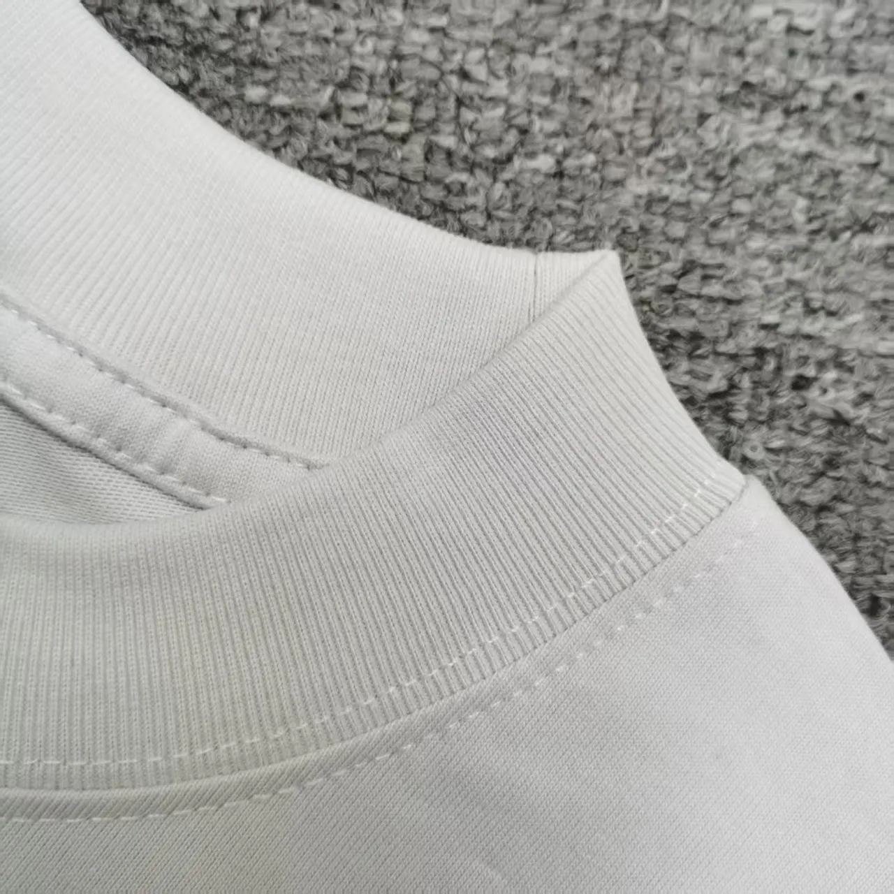[Top version. Official website quality] BALENCI*GA/Paris. SS25 latest model, short-sleeved T-shirt with direct spray printing on the front and back of the shoes. Brick cabinet synchronization. Genuine product developed at the first time, happy to print and compare! The fabric is made of Paris ZP custom-woven and dyed cotton double yarn. Weighing 260 grams, the cloth surface is clean. The cloth pattern is clear, soft and comfortable. The threads are dyed with no color difference. The printing uses direct-injection environmentally friendly imported materials. The letters are clear and the effect is three-dimensional. The version adopts OS loose shoulder design. Same style for men and women. Color: gray and white. Size: XS S M L P: 270