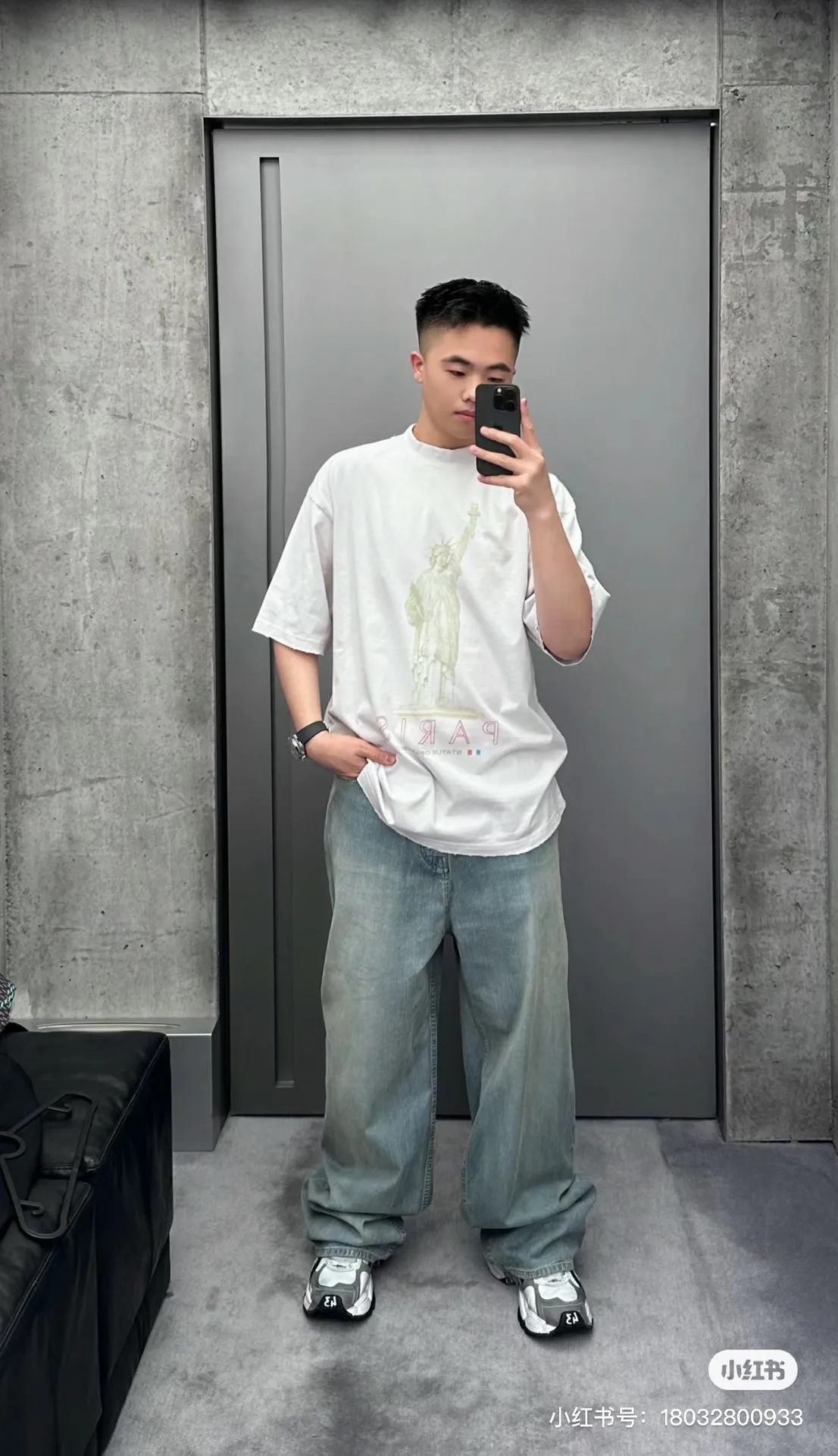 ♻️💯Upper body reference model picture❤️【New arrival】Top version - BALENCIAGA - Statue of Liberty printed short-sleeved T-shirt. Original developed custom-woven fabric process, washed and treated. High gram weight 300g fabric, full texture, clean cloth surface, soft and comfortable. Solona thread custom dyeing has no color difference. The fabric uses a plain weave structure made of thicker yarns and has a retro style. Plain weave is a basic fabric structure characterized by frequent interweaving of warp and weft yarns. The fabric has a smooth appearance, clear texture, and a relatively light feel. Ready-to-wear garments are generally washable and comfortable to wear. The front is decorated with the Statue of Liberty. Printing process The Statue of Liberty National Monument, also known as Liberty Enlightening the World, is located on Liberty Island, New York, USA. On the occasion of the 100th anniversary of the founding of the United States, France presented a statue representing freedom. The underside of the statue is transformed into a Paris letter print, which is very symbolic. The design language of Balenciaga has a profound meaning. Graffiti prints are handsome and full of style. Washed and worn hole crafts os drop shoulders and loose version. Same style for men and women. Color: active white black. Size: XS-L P:300