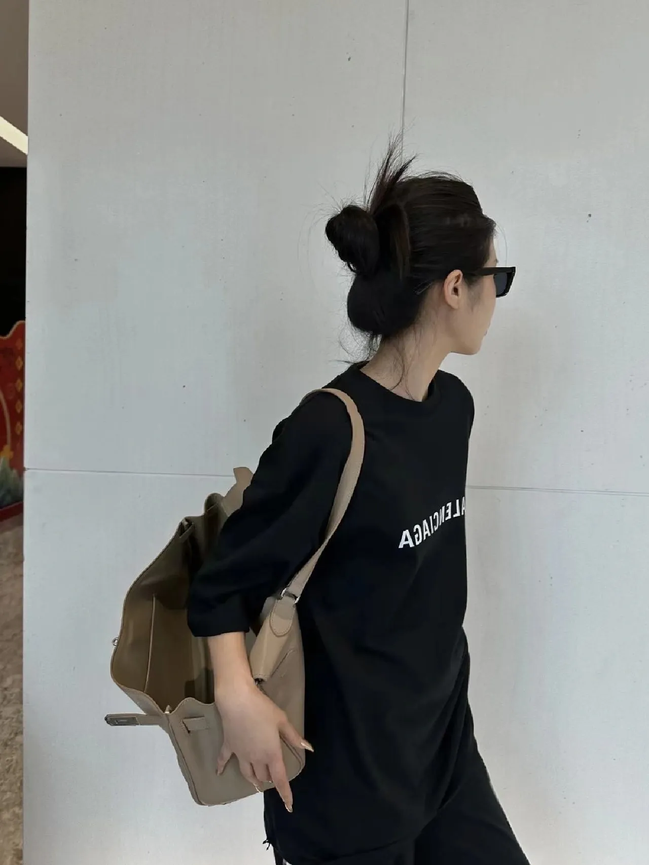 ♻️💯Reference model picture for the upper body❤️Top tested version 23SS BALENCIAGA Balenciaga embroidered frayed mirror LOGO same style pure cotton loose short-sleeved T-shirt for male and female couple stars. The os version is really charming. Balenciaga is really the best. The new version of each season is done to the extreme. It is very practical and can be worn casually. It uses 32 double yarns and 280 grams of weight fabric. Made of imported knitting needle carded cotton, the thickness is moderate, drapey and contoured, making the upper body comfortable! ! It is very tolerant to fat body types and can instantly lose five pounds after wearing it!  The front #simple element# embroidery is imported from Tajima high-density heavy embroidery technology. The fonts are three-dimensional and full. The neck straps are made of pure cotton and are one-piece straps. There is no color difference and will not deform. In the past two years, oversize has become the focus of the trend and has been a popular staple in the past two years. The change of designers has made this brand an instant hit. The progressive fashion of the times also needs the blood impact of fresh elements and trendy designs to continue its glory! It’s stylish both inside and outside, a must-have for high street travel! An absolute "eye-catching style" that can be matched with couples 💏 New collar label, please pay attention to distinguish it.  Size: XS-L P:250