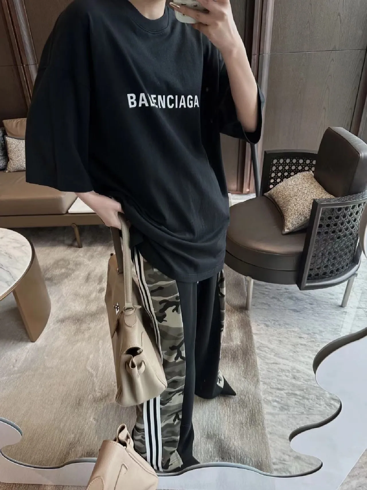 ♻️💯Reference model picture for the upper body❤️Top tested version 23SS BALENCIAGA Balenciaga embroidered frayed mirror LOGO same style pure cotton loose short-sleeved T-shirt for male and female couple stars. The os version is really charming. Balenciaga is really the best. The new version of each season is done to the extreme. It is very practical and can be worn casually. It uses 32 double yarns and 280 grams of weight fabric. Made of imported knitting needle carded cotton, the thickness is moderate, drapey and contoured, making the upper body comfortable! ! It is very tolerant to fat body types and can instantly lose five pounds after wearing it!  The front #simple element# embroidery is imported from Tajima high-density heavy embroidery technology. The fonts are three-dimensional and full. The neck straps are made of pure cotton and are one-piece straps. There is no color difference and will not deform. In the past two years, oversize has become the focus of the trend and has been a popular staple in the past two years. The change of designers has made this brand an instant hit. The progressive fashion of the times also needs the blood impact of fresh elements and trendy designs to continue its glory! It’s stylish both inside and outside, a must-have for high street travel! An absolute "eye-catching style" that can be matched with couples 💏 New collar label, please pay attention to distinguish it.  Size: XS-L P:250