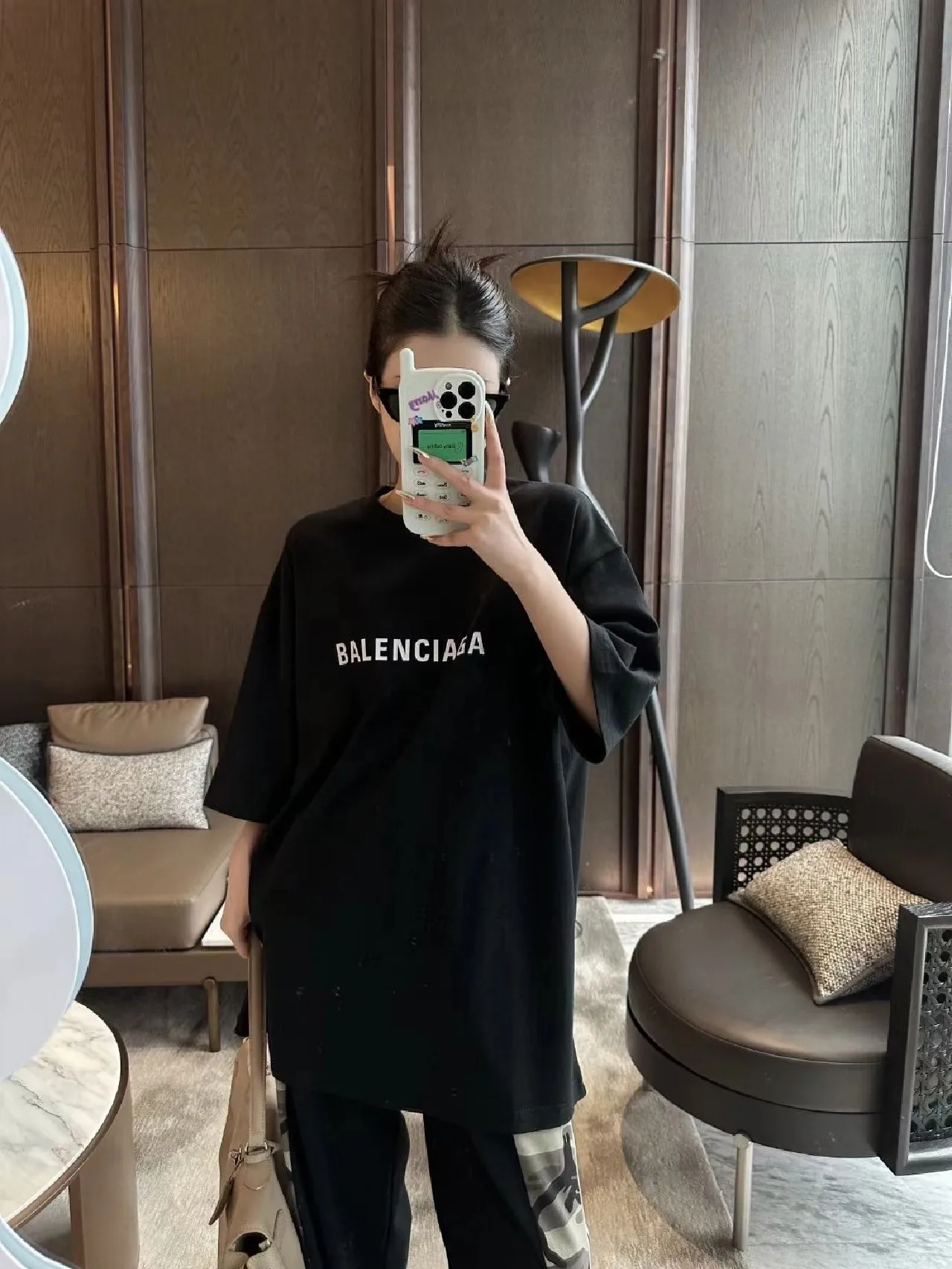 ♻️💯Reference model picture for the upper body❤️Top tested version 23SS BALENCIAGA Balenciaga embroidered frayed mirror LOGO same style pure cotton loose short-sleeved T-shirt for male and female couple stars. The os version is really charming. Balenciaga is really the best. The new version of each season is done to the extreme. It is very practical and can be worn casually. It uses 32 double yarns and 280 grams of weight fabric. Made of imported knitting needle carded cotton, the thickness is moderate, drapey and contoured, making the upper body comfortable! ! It is very tolerant to fat body types and can instantly lose five pounds after wearing it!  The front #simple element# embroidery is imported from Tajima high-density heavy embroidery technology. The fonts are three-dimensional and full. The neck straps are made of pure cotton and are one-piece straps. There is no color difference and will not deform. In the past two years, oversize has become the focus of the trend and has been a popular staple in the past two years. The change of designers has made this brand an instant hit. The progressive fashion of the times also needs the blood impact of fresh elements and trendy designs to continue its glory! It’s stylish both inside and outside, a must-have for high street travel! An absolute "eye-catching style" that can be matched with couples 💏 New collar label, please pay attention to distinguish it.  Size: XS-L P:250