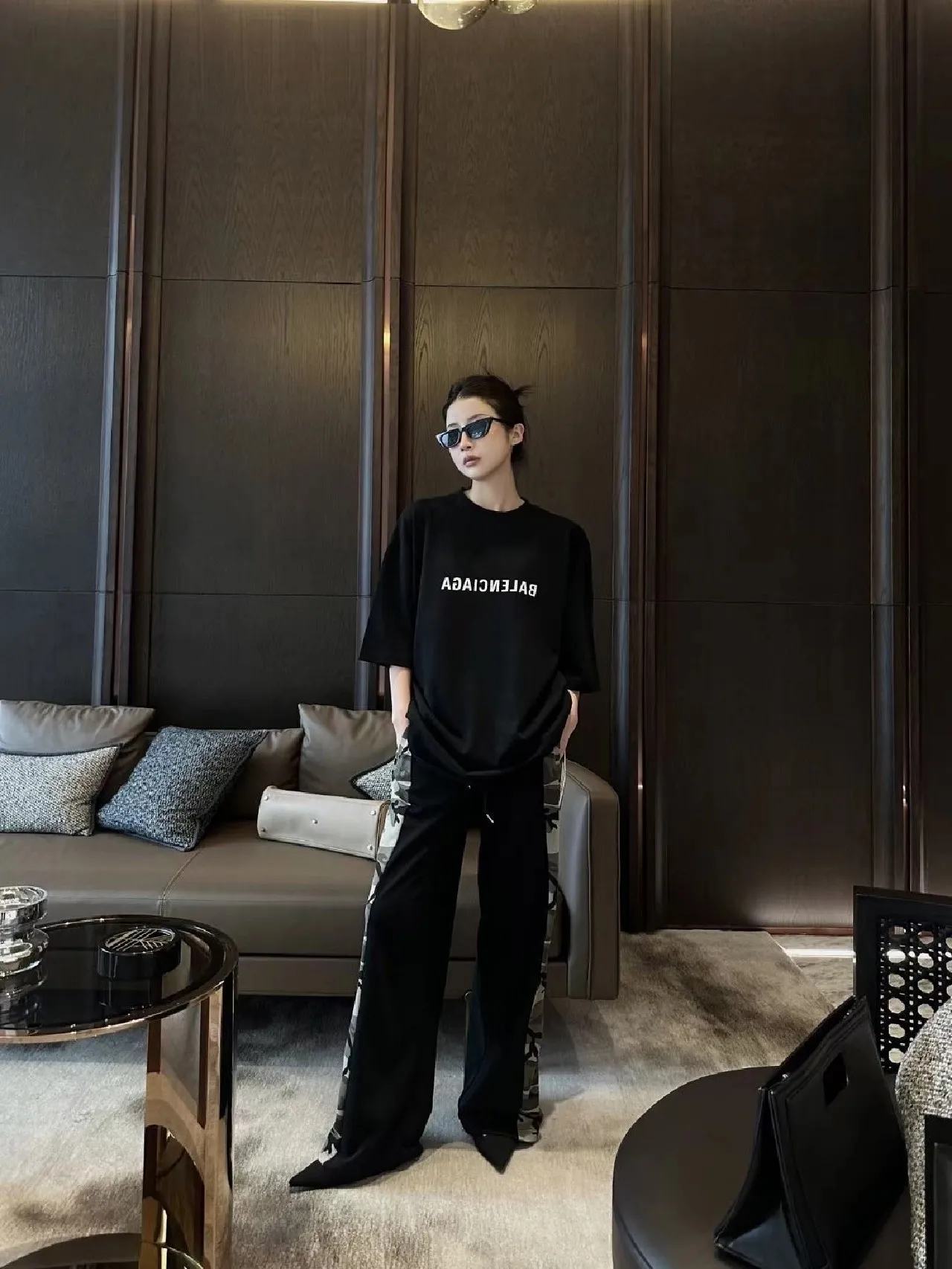♻️💯Reference model picture for the upper body❤️Top tested version 23SS BALENCIAGA Balenciaga embroidered frayed mirror LOGO same style pure cotton loose short-sleeved T-shirt for male and female couple stars. The os version is really charming. Balenciaga is really the best. The new version of each season is done to the extreme. It is very practical and can be worn casually. It uses 32 double yarns and 280 grams of weight fabric. Made of imported knitting needle carded cotton, the thickness is moderate, drapey and contoured, making the upper body comfortable! ! It is very tolerant to fat body types and can instantly lose five pounds after wearing it!  The front #simple element# embroidery is imported from Tajima high-density heavy embroidery technology. The fonts are three-dimensional and full. The neck straps are made of pure cotton and are one-piece straps. There is no color difference and will not deform. In the past two years, oversize has become the focus of the trend and has been a popular staple in the past two years. The change of designers has made this brand an instant hit. The progressive fashion of the times also needs the blood impact of fresh elements and trendy designs to continue its glory! It’s stylish both inside and outside, a must-have for high street travel! An absolute "eye-catching style" that can be matched with couples 💏 New collar label, please pay attention to distinguish it.  Size: XS-L P:250