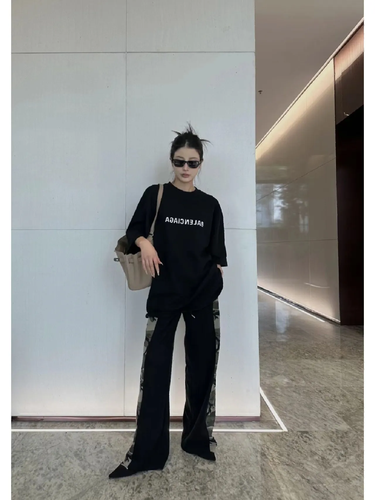 ♻️💯Reference model picture for the upper body❤️Top tested version 23SS BALENCIAGA Balenciaga embroidered frayed mirror LOGO same style pure cotton loose short-sleeved T-shirt for male and female couple stars. The os version is really charming. Balenciaga is really the best. The new version of each season is done to the extreme. It is very practical and can be worn casually. It uses 32 double yarns and 280 grams of weight fabric. Made of imported knitting needle carded cotton, the thickness is moderate, drapey and contoured, making the upper body comfortable! ! It is very tolerant to fat body types and can instantly lose five pounds after wearing it!  The front #simple element# embroidery is imported from Tajima high-density heavy embroidery technology. The fonts are three-dimensional and full. The neck straps are made of pure cotton and are one-piece straps. There is no color difference and will not deform. In the past two years, oversize has become the focus of the trend and has been a popular staple in the past two years. The change of designers has made this brand an instant hit. The progressive fashion of the times also needs the blood impact of fresh elements and trendy designs to continue its glory! It’s stylish both inside and outside, a must-have for high street travel! An absolute "eye-catching style" that can be matched with couples 💏 New collar label, please pay attention to distinguish it.  Size: XS-L P:250