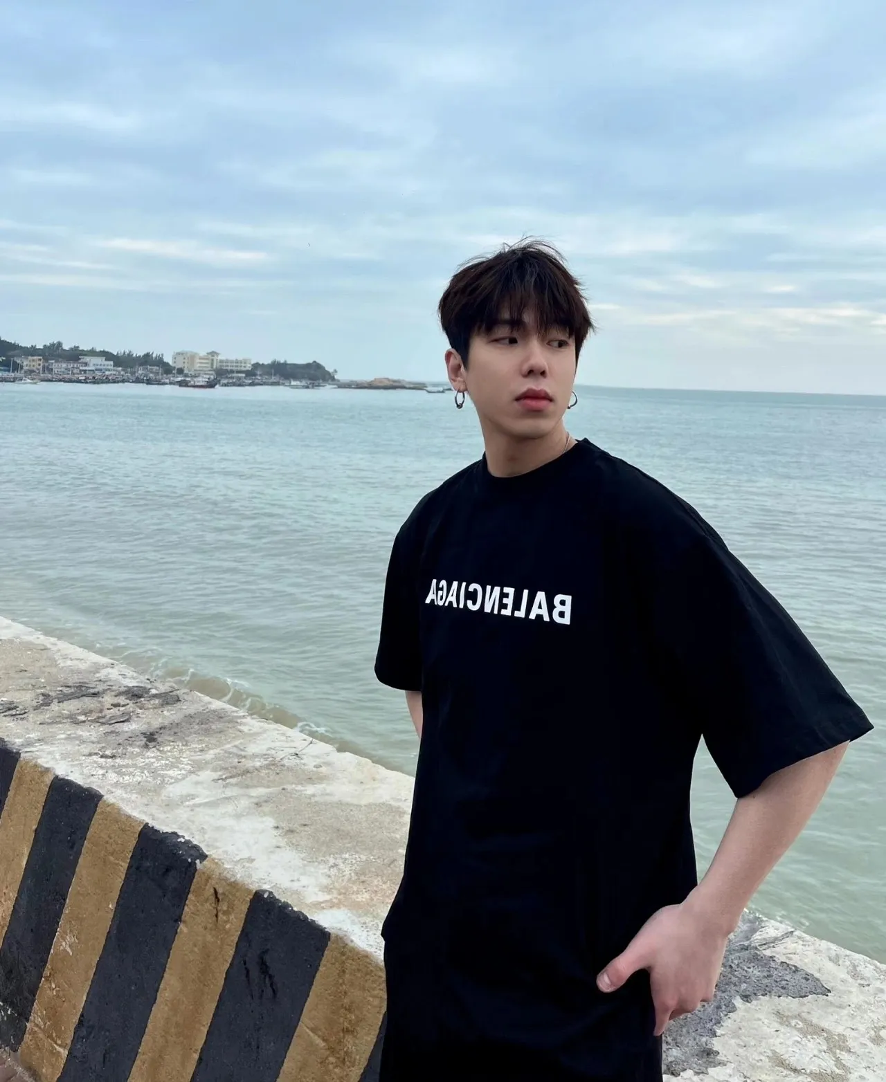 ♻️💯Reference model picture for the upper body❤️Top tested version 23SS BALENCIAGA Balenciaga embroidered frayed mirror LOGO same style pure cotton loose short-sleeved T-shirt for male and female couple stars. The os version is really charming. Balenciaga is really the best. The new version of each season is done to the extreme. It is very practical and can be worn casually. It uses 32 double yarns and 280 grams of weight fabric. Made of imported knitting needle carded cotton, the thickness is moderate, drapey and contoured, making the upper body comfortable! ! It is very tolerant to fat body types and can instantly lose five pounds after wearing it!  The front #simple element# embroidery is imported from Tajima high-density heavy embroidery technology. The fonts are three-dimensional and full. The neck straps are made of pure cotton and are one-piece straps. There is no color difference and will not deform. In the past two years, oversize has become the focus of the trend and has been a popular staple in the past two years. The change of designers has made this brand an instant hit. The progressive fashion of the times also needs the blood impact of fresh elements and trendy designs to continue its glory! It’s stylish both inside and outside, a must-have for high street travel! An absolute "eye-catching style" that can be matched with couples 💏 New collar label, please pay attention to distinguish it.  Size: XS-L P:250