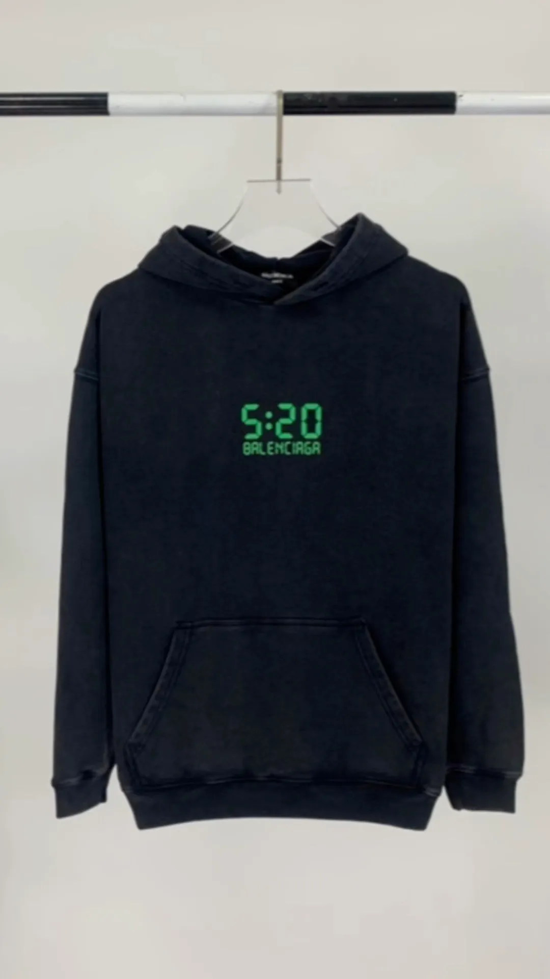 Real shot of the video————The top tested version BALENCIAGA 520 limited capsule series I love you luminous 5:20 same fashion brand pure cotton loose hooded hoodie sweatshirt for male and female couples. The fluorescent font on the chest particularly highlights the theme of this short-sleeve. Obvious, naked expression. The printing uses collar glue technology, and fluorescent powder is added in proportion to the glue. When the printing is heated and exposed to ultraviolet light, a luminous effect can appear. The fabric of the clothes, black and white, has been washed. The fabric is made of 480g combed cotton fabric. The black color has been dyed with snowflakes and aged. Original and consistent craftsmanship! Color: Washed Black Size: XS-L P:440