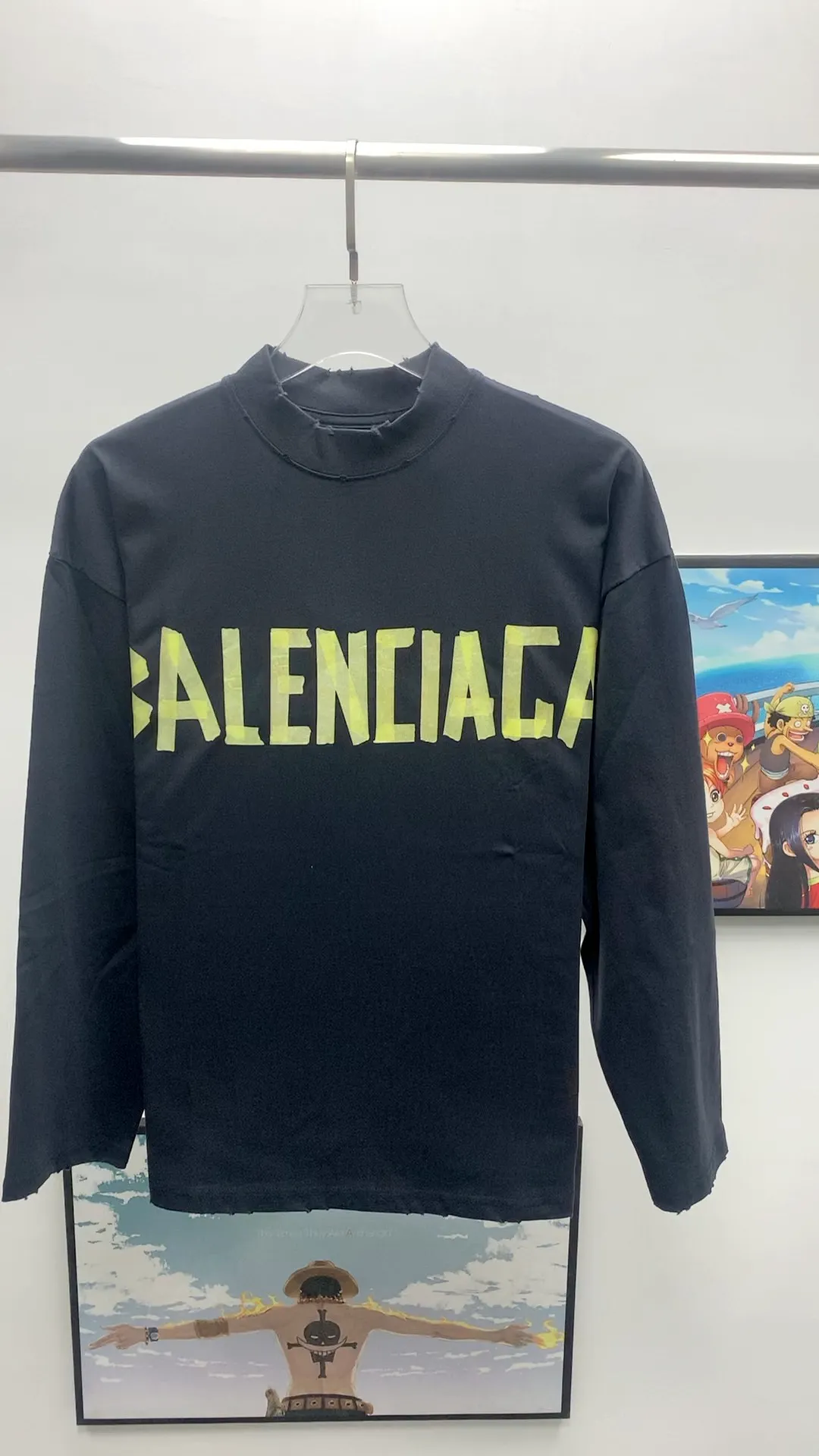 Frontal real shot video————The top tested version BALENCIAGA/Balenciaga 2023 new autumn and winter tape printed round neck long sleeve 💘Best-selling style💝 Simple and retro style without losing style, the original custom-made high-weight double-ply fabric, the fabric feels solid, and it is very classy. It is soft and delicate next to the body, very refined, showing taste, and the loose OS cut is in line with the current trend aesthetic. Original fabric, the same official style, customized 400g terry double-ply fabric + thread dyed fabric in the same vat, very comfortable to the touch, synchronized with the latest counters in autumn and winter, OS off-shoulder version, fashionable and individual, super versatile and good-looking, very suitable for both men and women, a must-have style, hang tag, collar label, washed wheat, complete with three standards, color: black, size: S-L P:320