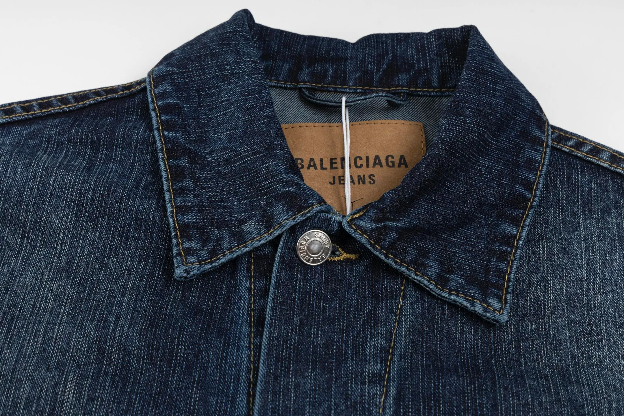🅿️480 [Exclusive supply] BLCG Chinese Valentine's Day limited love printed denim jacket. The original purchase is 12,800. The fabric is made of 460 grams of slub cotton high-end customized fabric. It has excellent washing and fraying effect. It feels breathable and thick. It is purely handmade! The details of each part are made of high-quality metal, and the production process is extremely time-consuming and labor-intensive. The three-dimensional printing details show an exquisite effect. The matching style is full of fashion and trend. The same style is versatile for men and women, showing luxury, classic and durability! Loose fit, suitable for men and women. Size:1/2/3/4