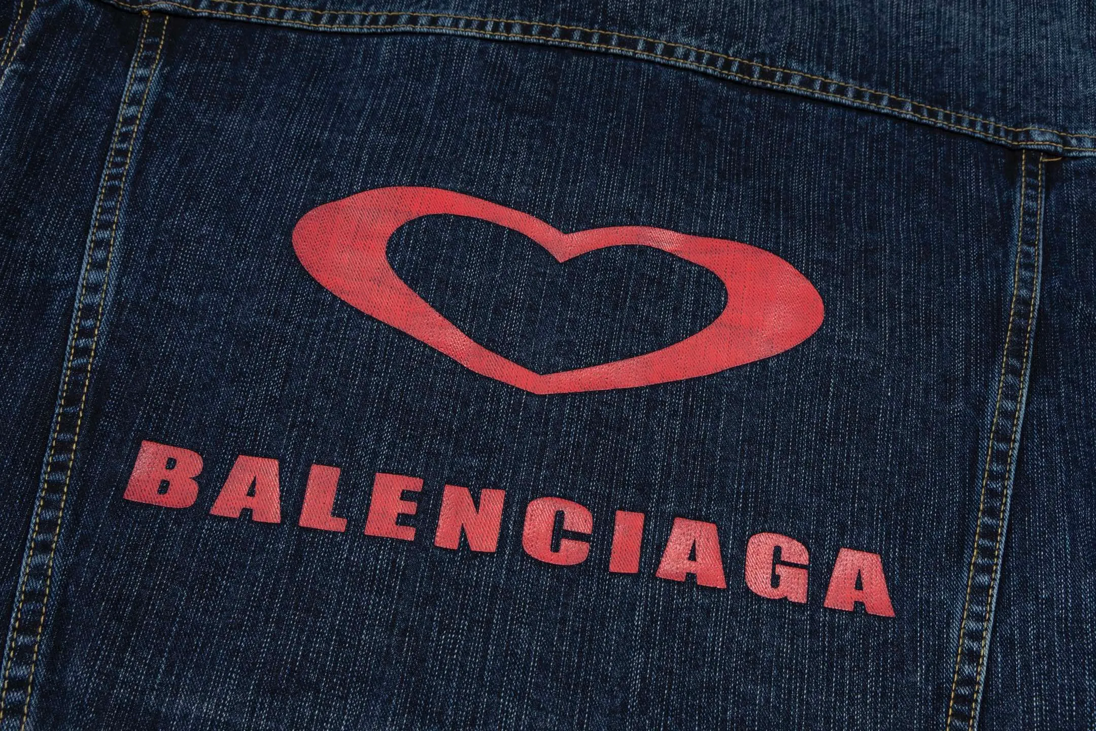 🅿️480 [Exclusive supply] BLCG Chinese Valentine's Day limited love printed denim jacket. The original purchase is 12,800. The fabric is made of 460 grams of slub cotton high-end customized fabric. It has excellent washing and fraying effect. It feels breathable and thick. It is purely handmade! The details of each part are made of high-quality metal, and the production process is extremely time-consuming and labor-intensive. The three-dimensional printing details show an exquisite effect. The matching style is full of fashion and trend. The same style is versatile for men and women, showing luxury, classic and durability! Loose fit, suitable for men and women. Size:1/2/3/4