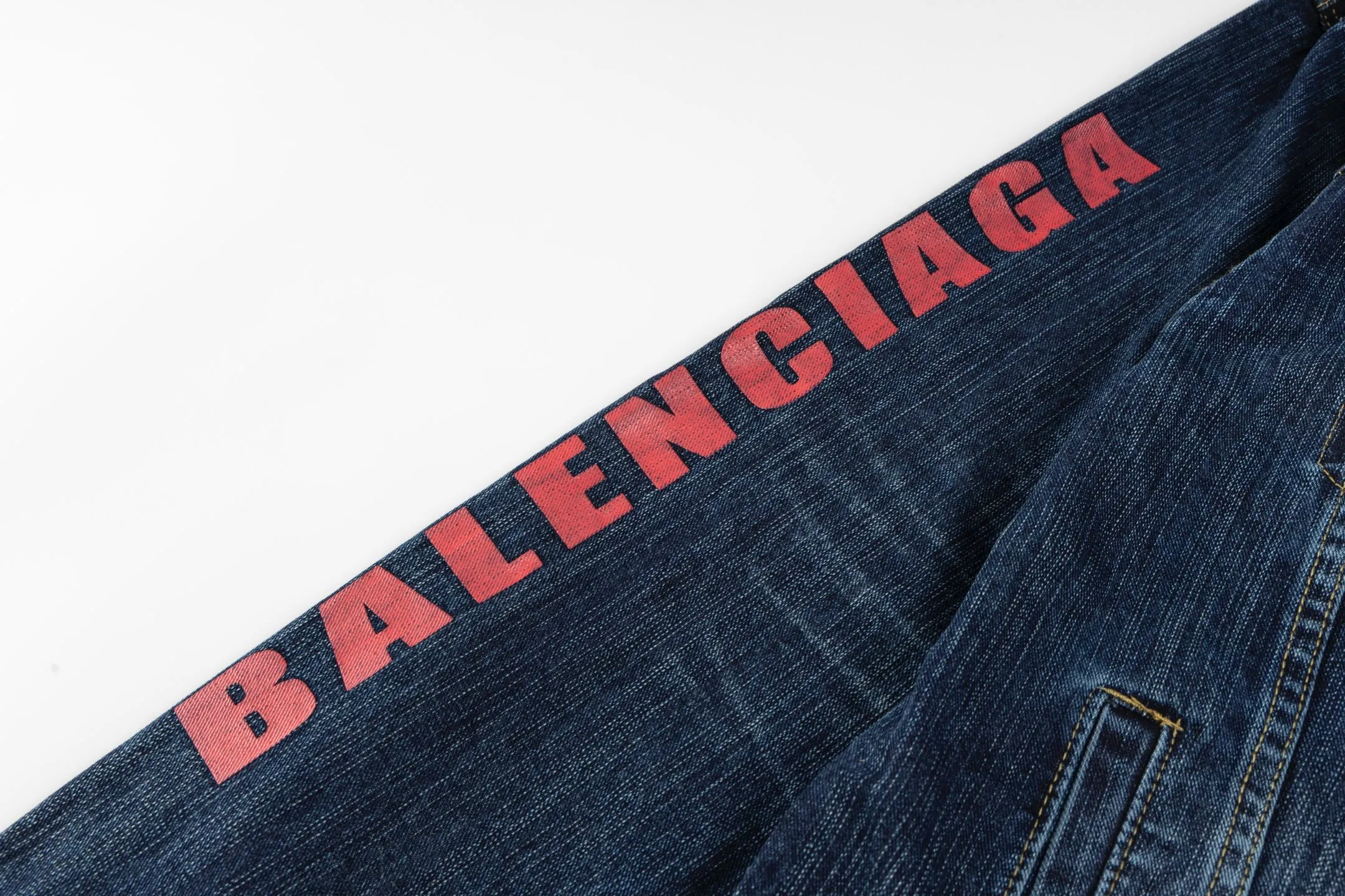 🅿️480 [Exclusive supply] BLCG Chinese Valentine's Day limited love printed denim jacket. The original purchase is 12,800. The fabric is made of 460 grams of slub cotton high-end customized fabric. It has excellent washing and fraying effect. It feels breathable and thick. It is purely handmade! The details of each part are made of high-quality metal, and the production process is extremely time-consuming and labor-intensive. The three-dimensional printing details show an exquisite effect. The matching style is full of fashion and trend. The same style is versatile for men and women, showing luxury, classic and durability! Loose fit, suitable for men and women. Size:1/2/3/4