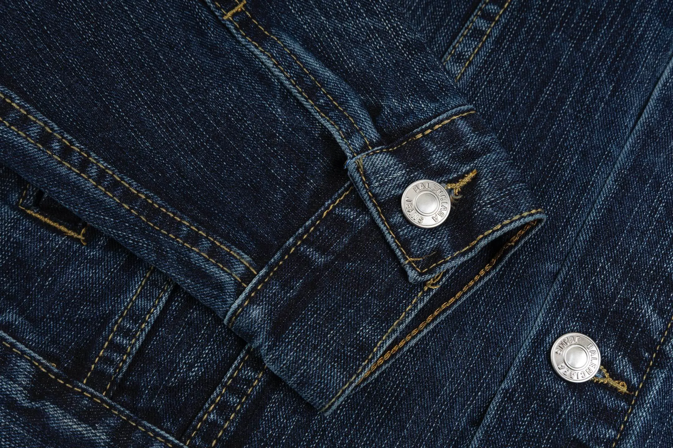 🅿️480 [Exclusive supply] BLCG Chinese Valentine's Day limited love printed denim jacket. The original purchase is 12,800. The fabric is made of 460 grams of slub cotton high-end customized fabric. It has excellent washing and fraying effect. It feels breathable and thick. It is purely handmade! The details of each part are made of high-quality metal, and the production process is extremely time-consuming and labor-intensive. The three-dimensional printing details show an exquisite effect. The matching style is full of fashion and trend. The same style is versatile for men and women, showing luxury, classic and durability! Loose fit, suitable for men and women. Size:1/2/3/4