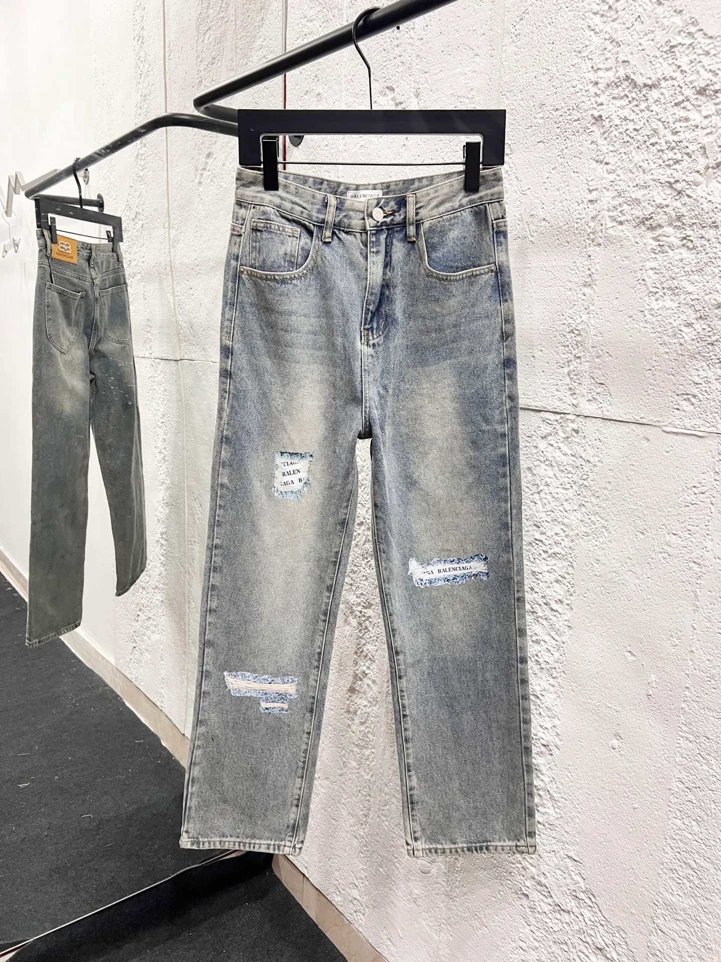 🅿️260 Style number: H952 Balenciaga & Balenciaga FW25 DestroyedNormal straight jeans for men and women, blue, top ceiling quality, styles with different wash textures, very friendly to people with thin legs and thick legs, the straight and slim fit is very flattering to the leg shape, timeless moderate length, easy to match with, basic styling for various styles, a must-have in the wardrobe! The fabric is stiff but also makes the upper body soft without losing texture. The washing process is even more perfect. It is a must-have item for everyone! ! ! Washed wheat, hang tag, pants label, three labels complete Color: blue Size: 28, 30, 32, 34, 36
