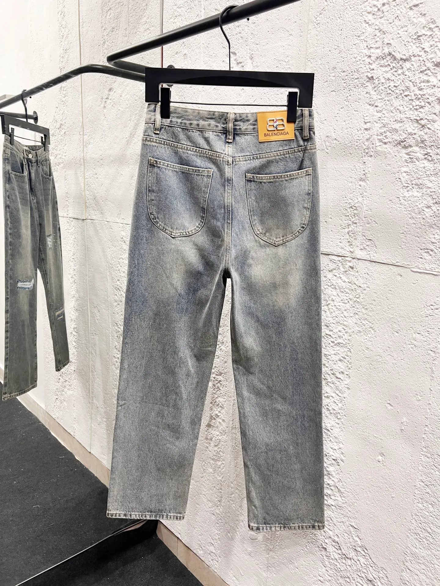 🅿️260 Style number: H952 Balenciaga & Balenciaga FW25 DestroyedNormal straight jeans for men and women, blue, top ceiling quality, styles with different wash textures, very friendly to people with thin legs and thick legs, the straight and slim fit is very flattering to the leg shape, timeless moderate length, easy to match with, basic styling for various styles, a must-have in the wardrobe! The fabric is stiff but also makes the upper body soft without losing texture. The washing process is even more perfect. It is a must-have item for everyone! ! ! Washed wheat, hang tag, pants label, three labels complete Color: blue Size: 28, 30, 32, 34, 36
