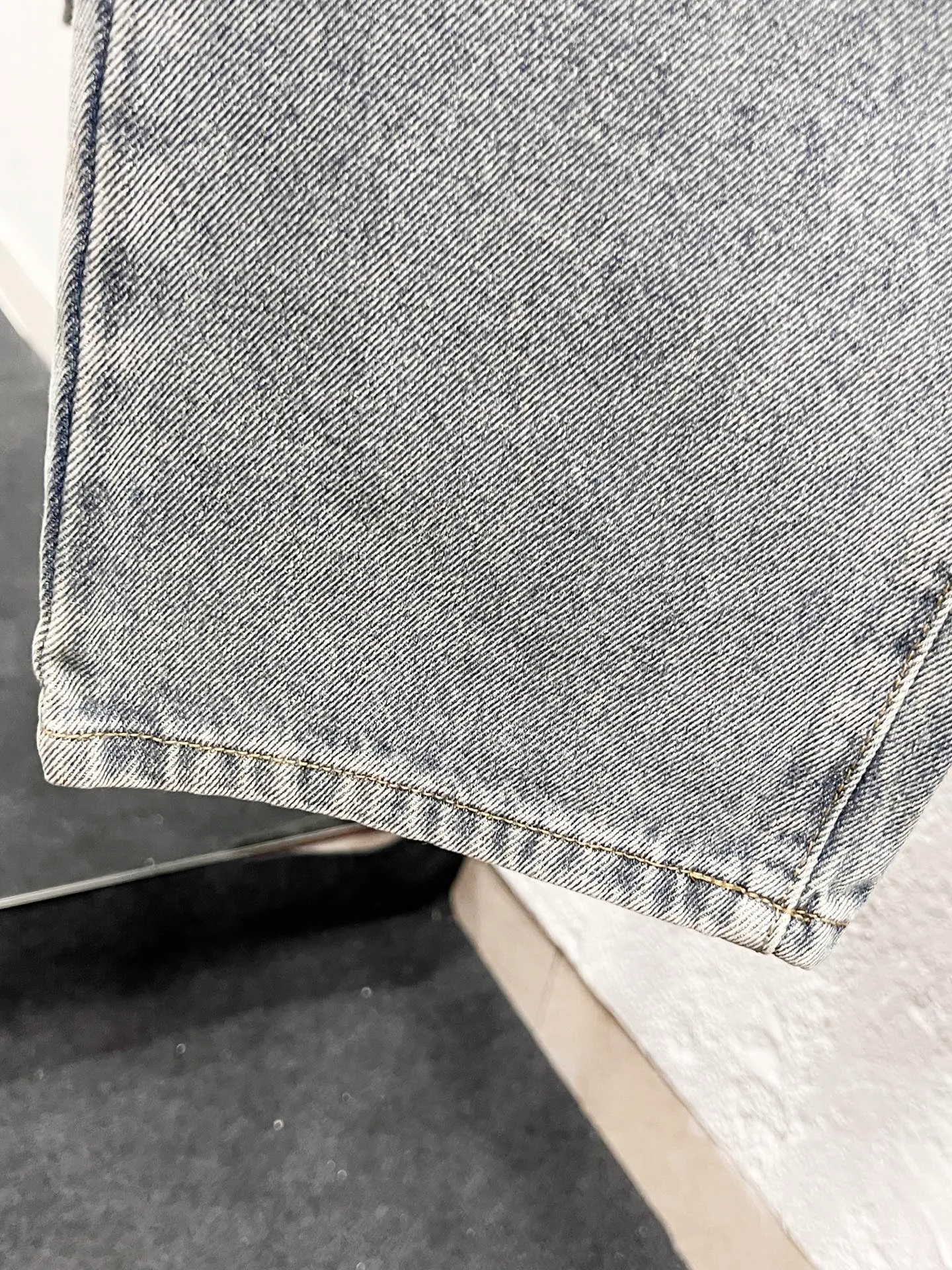 🅿️260 Style number: H952 Balenciaga & Balenciaga FW25 DestroyedNormal straight jeans for men and women, blue, top ceiling quality, styles with different wash textures, very friendly to people with thin legs and thick legs, the straight and slim fit is very flattering to the leg shape, timeless moderate length, easy to match with, basic styling for various styles, a must-have in the wardrobe! The fabric is stiff but also makes the upper body soft without losing texture. The washing process is even more perfect. It is a must-have item for everyone! ! ! Washed wheat, hang tag, pants label, three labels complete Color: blue Size: 28, 30, 32, 34, 36