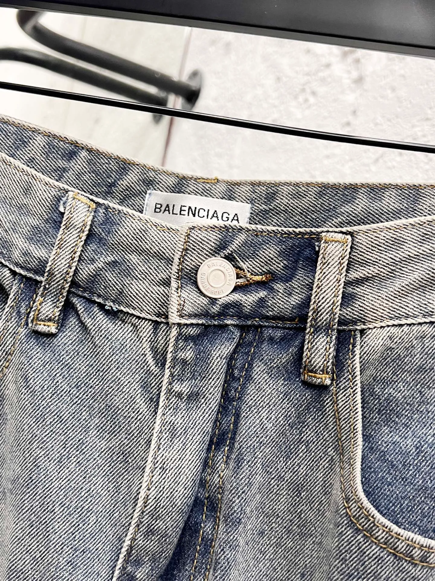 🅿️260 Style number: H952 Balenciaga & Balenciaga FW25 DestroyedNormal straight jeans for men and women, blue, top ceiling quality, styles with different wash textures, very friendly to people with thin legs and thick legs, the straight and slim fit is very flattering to the leg shape, timeless moderate length, easy to match with, basic styling for various styles, a must-have in the wardrobe! The fabric is stiff but also makes the upper body soft without losing texture. The washing process is even more perfect. It is a must-have item for everyone! ! ! Washed wheat, hang tag, pants label, three labels complete Color: blue Size: 28, 30, 32, 34, 36