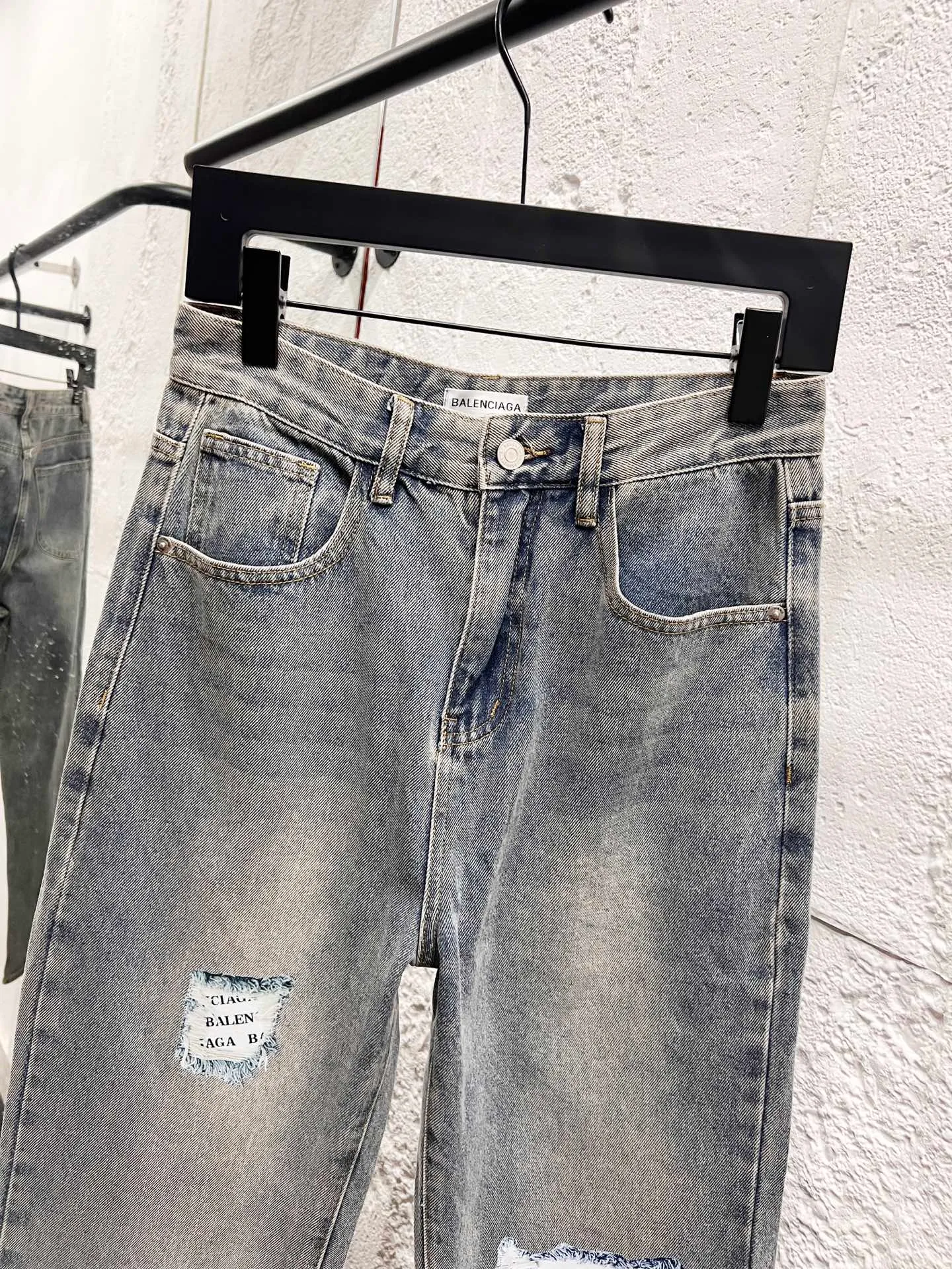 🅿️260 Style number: H952 Balenciaga & Balenciaga FW25 DestroyedNormal straight jeans for men and women, blue, top ceiling quality, styles with different wash textures, very friendly to people with thin legs and thick legs, the straight and slim fit is very flattering to the leg shape, timeless moderate length, easy to match with, basic styling for various styles, a must-have in the wardrobe! The fabric is stiff but also makes the upper body soft without losing texture. The washing process is even more perfect. It is a must-have item for everyone! ! ! Washed wheat, hang tag, pants label, three labels complete Color: blue Size: 28, 30, 32, 34, 36