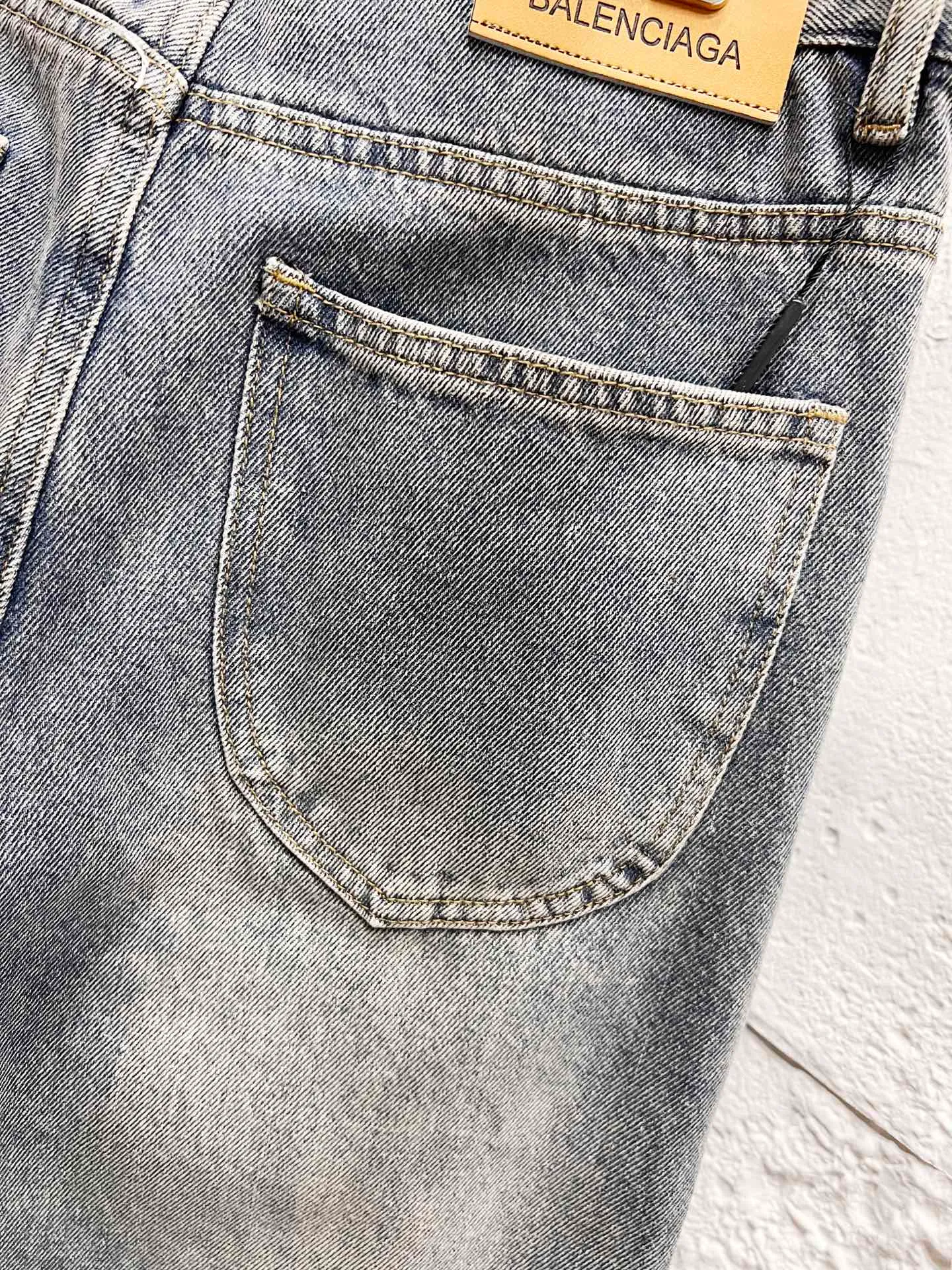 🅿️260 Style number: H952 Balenciaga & Balenciaga FW25 DestroyedNormal straight jeans for men and women, blue, top ceiling quality, styles with different wash textures, very friendly to people with thin legs and thick legs, the straight and slim fit is very flattering to the leg shape, timeless moderate length, easy to match with, basic styling for various styles, a must-have in the wardrobe! The fabric is stiff but also makes the upper body soft without losing texture. The washing process is even more perfect. It is a must-have item for everyone! ! ! Washed wheat, hang tag, pants label, three labels complete Color: blue Size: 28, 30, 32, 34, 36