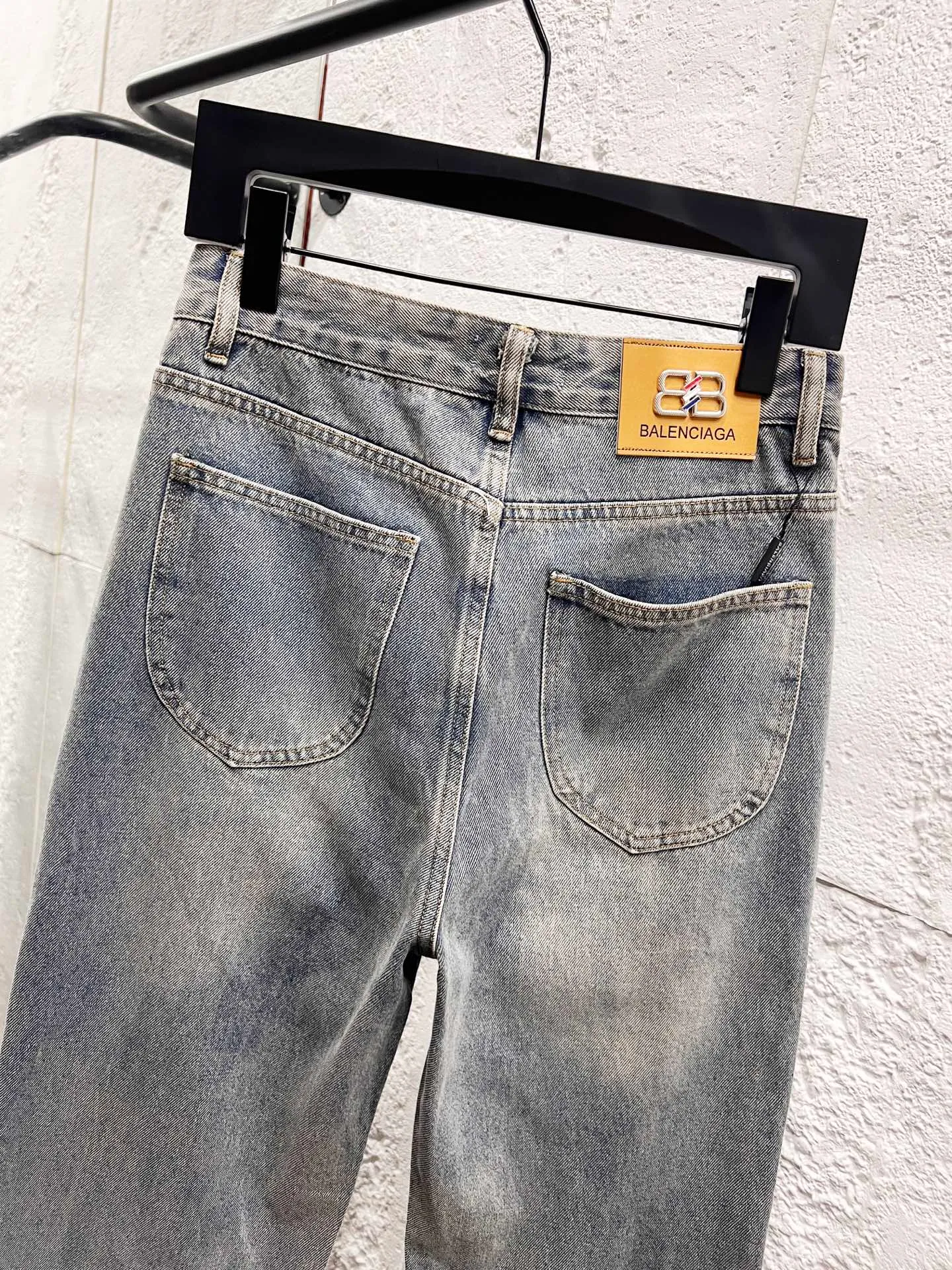 🅿️260 Style number: H952 Balenciaga & Balenciaga FW25 DestroyedNormal straight jeans for men and women, blue, top ceiling quality, styles with different wash textures, very friendly to people with thin legs and thick legs, the straight and slim fit is very flattering to the leg shape, timeless moderate length, easy to match with, basic styling for various styles, a must-have in the wardrobe! The fabric is stiff but also makes the upper body soft without losing texture. The washing process is even more perfect. It is a must-have item for everyone! ! ! Washed wheat, hang tag, pants label, three labels complete Color: blue Size: 28, 30, 32, 34, 36