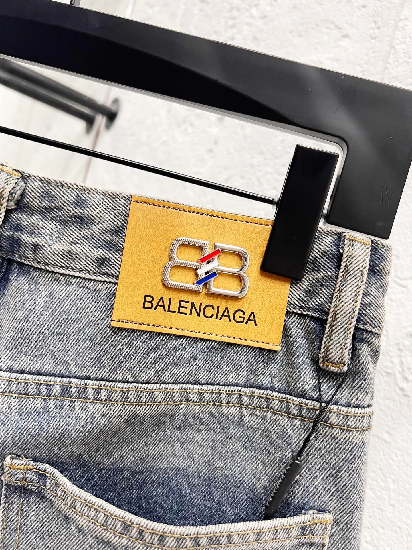 🅿️260 Style number: H952 Balenciaga & Balenciaga FW25 DestroyedNormal straight jeans for men and women, blue, top ceiling quality, styles with different wash textures, very friendly to people with thin legs and thick legs, the straight and slim fit is very flattering to the leg shape, timeless moderate length, easy to match with, basic styling for various styles, a must-have in the wardrobe! The fabric is stiff but also makes the upper body soft without losing texture. The washing process is even more perfect. It is a must-have item for everyone! ! ! Washed wheat, hang tag, pants label, three labels complete Color: blue Size: 28, 30, 32, 34, 36