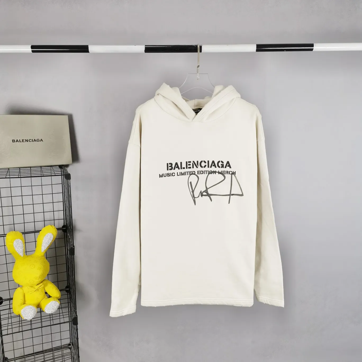 [Off the shelves, only taking orders] The top tested version BALENCIAGA Balenciaga designer signature music limited edition male and female couple star same style autumn and winter pure cotton hoodie Paris 22 spring and summer new distressed ruined RuPaul signature model Demna Gvasalia leads BALen to outline the outline of post-modern aesthetics, street and haute couture go hand in hand, "dad fashion" reappears in the public eye, large silhouettes are what fashion should look like, this signature The overall T-shirt is made of milk tea color and is soft and white. The collar fabric is decorated with old holes. It is very interesting and casual. The pattern design almost does not need too much introduction to clearly understand the high-end quality of b family. It is loose and oversize and is suitable for both men and women. The designer's impeccable tailoring design is infused with interesting RuPaul signature prints. The milky white color is a must-have for everyone. If your girlfriend likes to wear oversizx, she should wear her boyfriend's clothes! The fabric is made of 480g fleece cotton, which is highly comfortable and drapey.  The printing adopts screen glue technology and is manually overlaid three times. The printing and fabric are completely integrated and will never fall off or fade.  Size: XS-L Color: Milk tea P:490