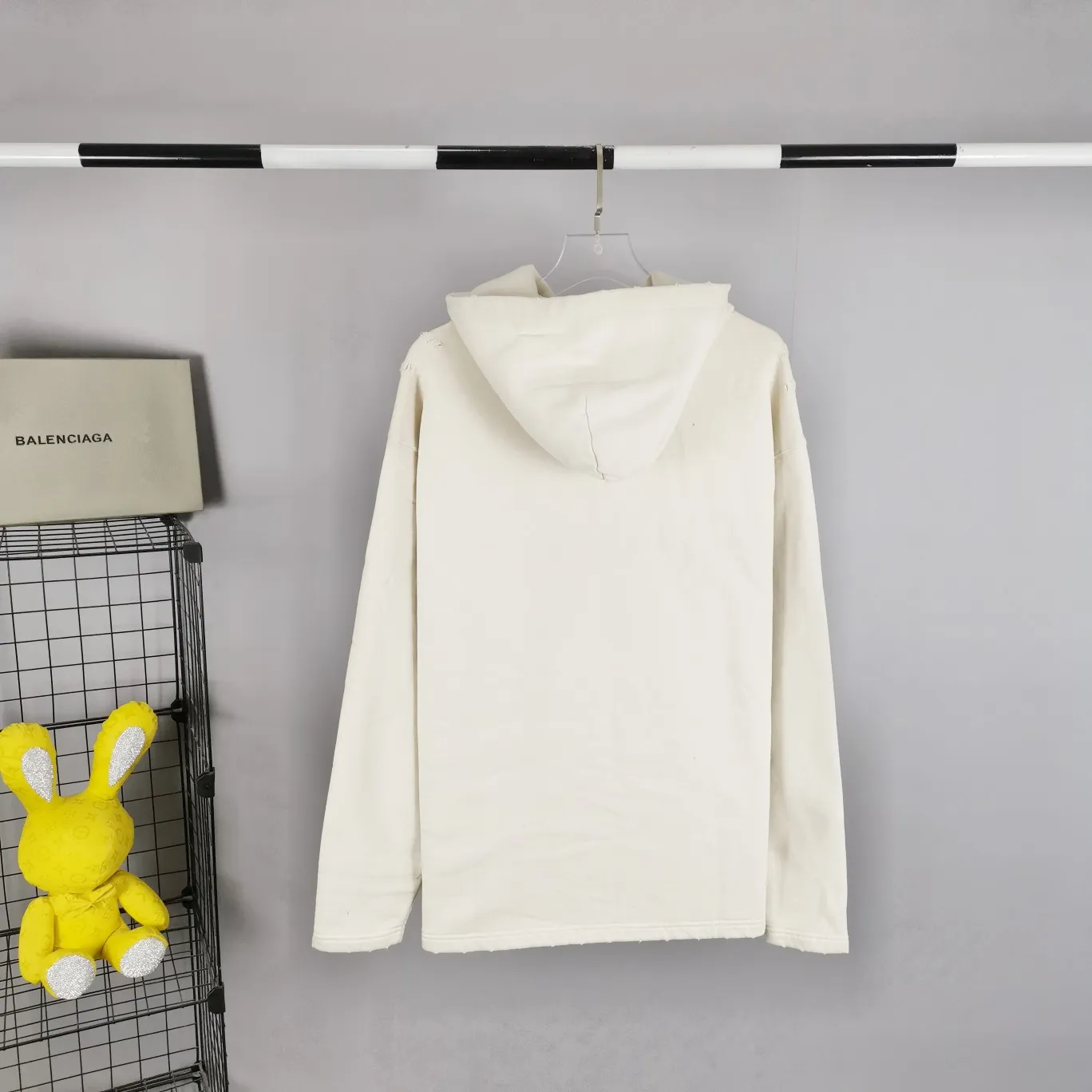 [Off the shelves, only taking orders] The top tested version BALENCIAGA Balenciaga designer signature music limited edition male and female couple star same style autumn and winter pure cotton hoodie Paris 22 spring and summer new distressed ruined RuPaul signature model Demna Gvasalia leads BALen to outline the outline of post-modern aesthetics, street and haute couture go hand in hand, "dad fashion" reappears in the public eye, large silhouettes are what fashion should look like, this signature The overall T-shirt is made of milk tea color and is soft and white. The collar fabric is decorated with old holes. It is very interesting and casual. The pattern design almost does not need too much introduction to clearly understand the high-end quality of b family. It is loose and oversize and is suitable for both men and women. The designer's impeccable tailoring design is infused with interesting RuPaul signature prints. The milky white color is a must-have for everyone. If your girlfriend likes to wear oversizx, she should wear her boyfriend's clothes! The fabric is made of 480g fleece cotton, which is highly comfortable and drapey.  The printing adopts screen glue technology and is manually overlaid three times. The printing and fabric are completely integrated and will never fall off or fade.  Size: XS-L Color: Milk tea P:490