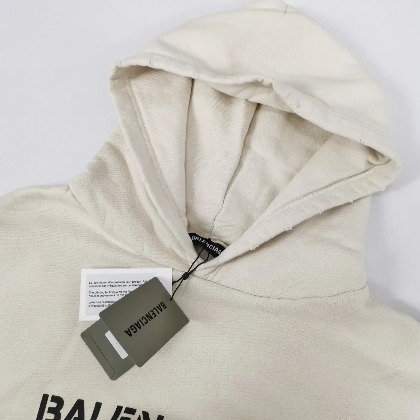 [Off the shelves, only taking orders] The top tested version BALENCIAGA Balenciaga designer signature music limited edition male and female couple star same style autumn and winter pure cotton hoodie Paris 22 spring and summer new distressed ruined RuPaul signature model Demna Gvasalia leads BALen to outline the outline of post-modern aesthetics, street and haute couture go hand in hand, "dad fashion" reappears in the public eye, large silhouettes are what fashion should look like, this signature The overall T-shirt is made of milk tea color and is soft and white. The collar fabric is decorated with old holes. It is very interesting and casual. The pattern design almost does not need too much introduction to clearly understand the high-end quality of b family. It is loose and oversize and is suitable for both men and women. The designer's impeccable tailoring design is infused with interesting RuPaul signature prints. The milky white color is a must-have for everyone. If your girlfriend likes to wear oversizx, she should wear her boyfriend's clothes! The fabric is made of 480g fleece cotton, which is highly comfortable and drapey.  The printing adopts screen glue technology and is manually overlaid three times. The printing and fabric are completely integrated and will never fall off or fade.  Size: XS-L Color: Milk tea P:490