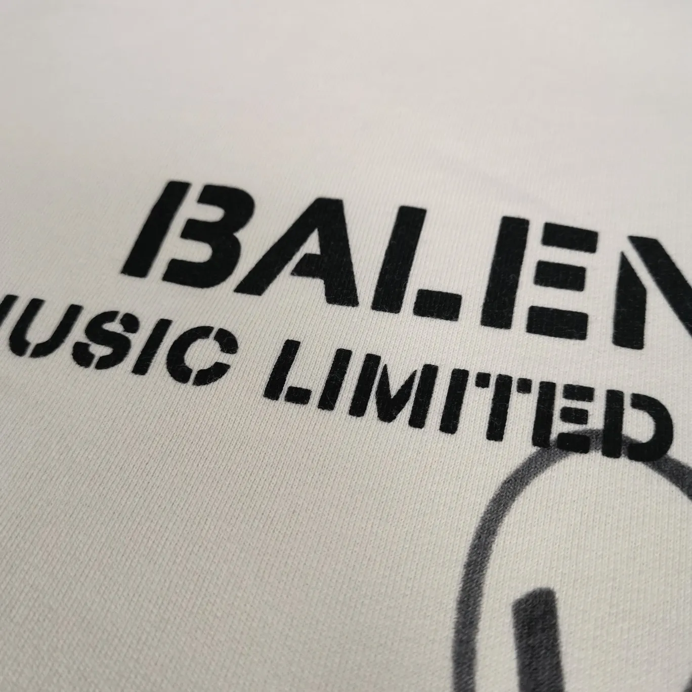 [Off the shelves, only taking orders] The top tested version BALENCIAGA Balenciaga designer signature music limited edition male and female couple star same style autumn and winter pure cotton hoodie Paris 22 spring and summer new distressed ruined RuPaul signature model Demna Gvasalia leads BALen to outline the outline of post-modern aesthetics, street and haute couture go hand in hand, "dad fashion" reappears in the public eye, large silhouettes are what fashion should look like, this signature The overall T-shirt is made of milk tea color and is soft and white. The collar fabric is decorated with old holes. It is very interesting and casual. The pattern design almost does not need too much introduction to clearly understand the high-end quality of b family. It is loose and oversize and is suitable for both men and women. The designer's impeccable tailoring design is infused with interesting RuPaul signature prints. The milky white color is a must-have for everyone. If your girlfriend likes to wear oversizx, she should wear her boyfriend's clothes! The fabric is made of 480g fleece cotton, which is highly comfortable and drapey.  The printing adopts screen glue technology and is manually overlaid three times. The printing and fabric are completely integrated and will never fall off or fade.  Size: XS-L Color: Milk tea P:490