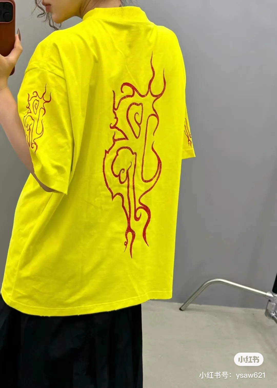 🎀Hot model pictures🎀[New arrival] Top version BALENCIAGA Paris new flame B letter LOGO destruction printed short-sleeved T-shirt The front and rear platens are hand-printed, precision mesh is used to make the stencil, imported environmentally friendly slurry is scraped, and the letters are clearly restored. The spacing between letters is all the same as the original version. The font size is consistent with the original version. The comparison code number ratio is increased and enlarged. The letters are strictly aligned to highly restore the spacing ratio and three-dimensional sense. The printing has no burrs. Basically, the color difference is minimized to be infinitely close. The printing has transparent bottom lines and no burrs. The yarn is made of Made of 18SJC and imported oil-proof treated thread, there will be no oil stains. The car is imported from Silver Sword with a knife, which does not eat the cloth or leave any cloth. The sewing machine needle uses a No. 9 round-head needle, which does not puncture or break the fibers of the fabric. The density of the thread is 3CM/14 needles, which is tight and not loose or sparse. The double-layer stitching of the back collar is firm and tight. The double chain of the shoulder is routed. The hem is tightened tightly. The fabric is full of drape and consistent with the pattern. The fabric is made of 280g double-ply double-yarn plain cotton fabric, which has full drape and smooth hand feel. Complete color matching from dyeing to craftsmanship, customized accessories with three standards. The front and rear left and right cuffs are made of imported Kornit direct-injection color-printing technology. The os dropped shoulders are loose and the same style for men and women! ! Size: XS-L Color: Black Yellow P:280