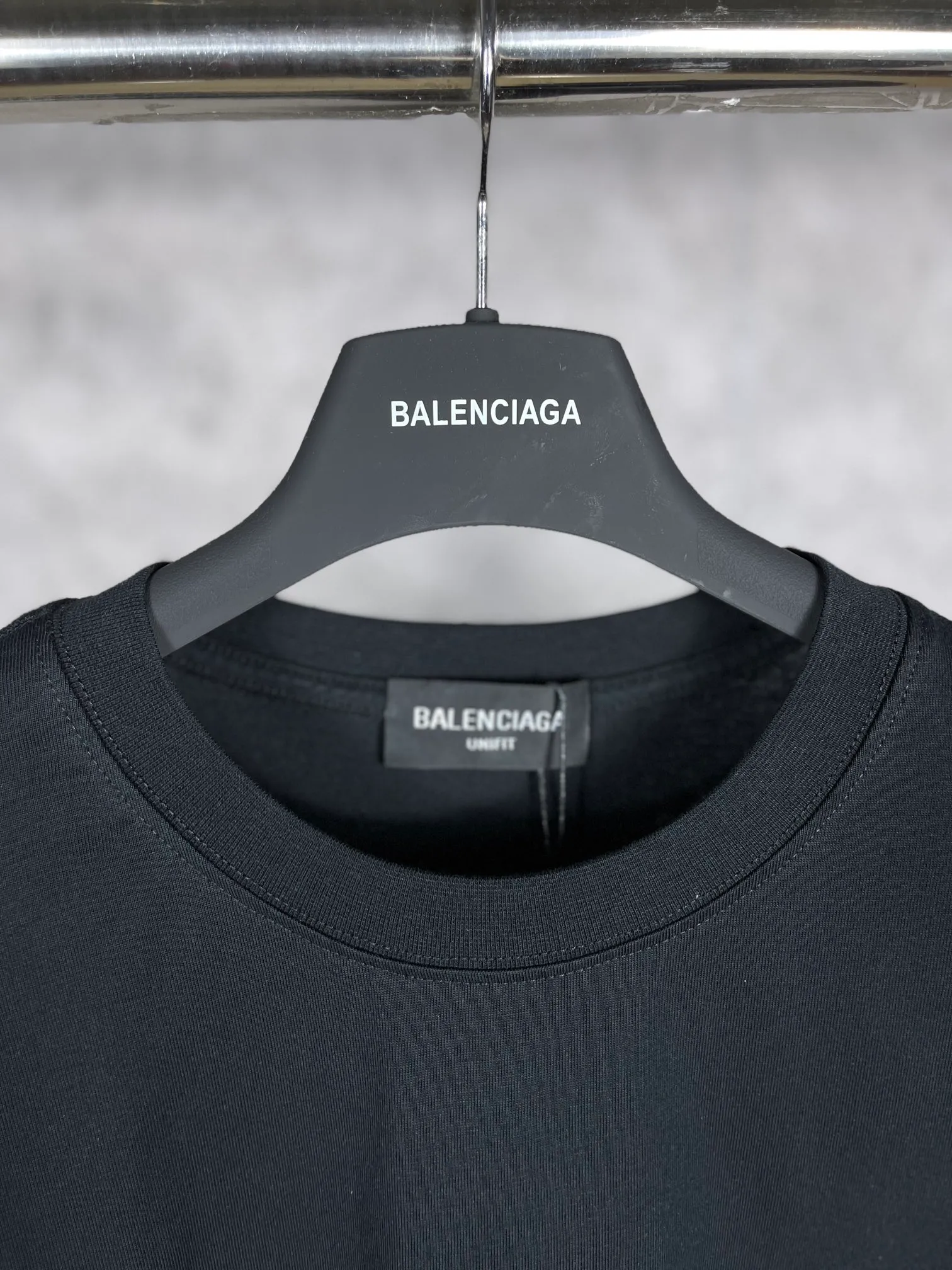 🅿️166 Actual pictures [Top version. Official website quality] BALENCI*GA/Paris. Classic style. BALENCI*GA# Phantom BB direct-injection printed short-sleeved T-shirt. Brick cabinet synchronization. The fabric is made of Paris ZP custom-woven and dyed 100% cotton double yarn compact cotton. The weight is 260 grams. The cloth surface is clean. The cloth pattern is clear, soft and comfortable. The threads are woven and dyed with no color difference. The classic pattern is printed with Kornit direct-injection printing, which has no hand feel and a three-dimensional effect, restoring the brick cabinet. The version adopts the OS loose shoulder design. Same style for men and women. Code: BL223039 Color: black. White. Size: XS S M L