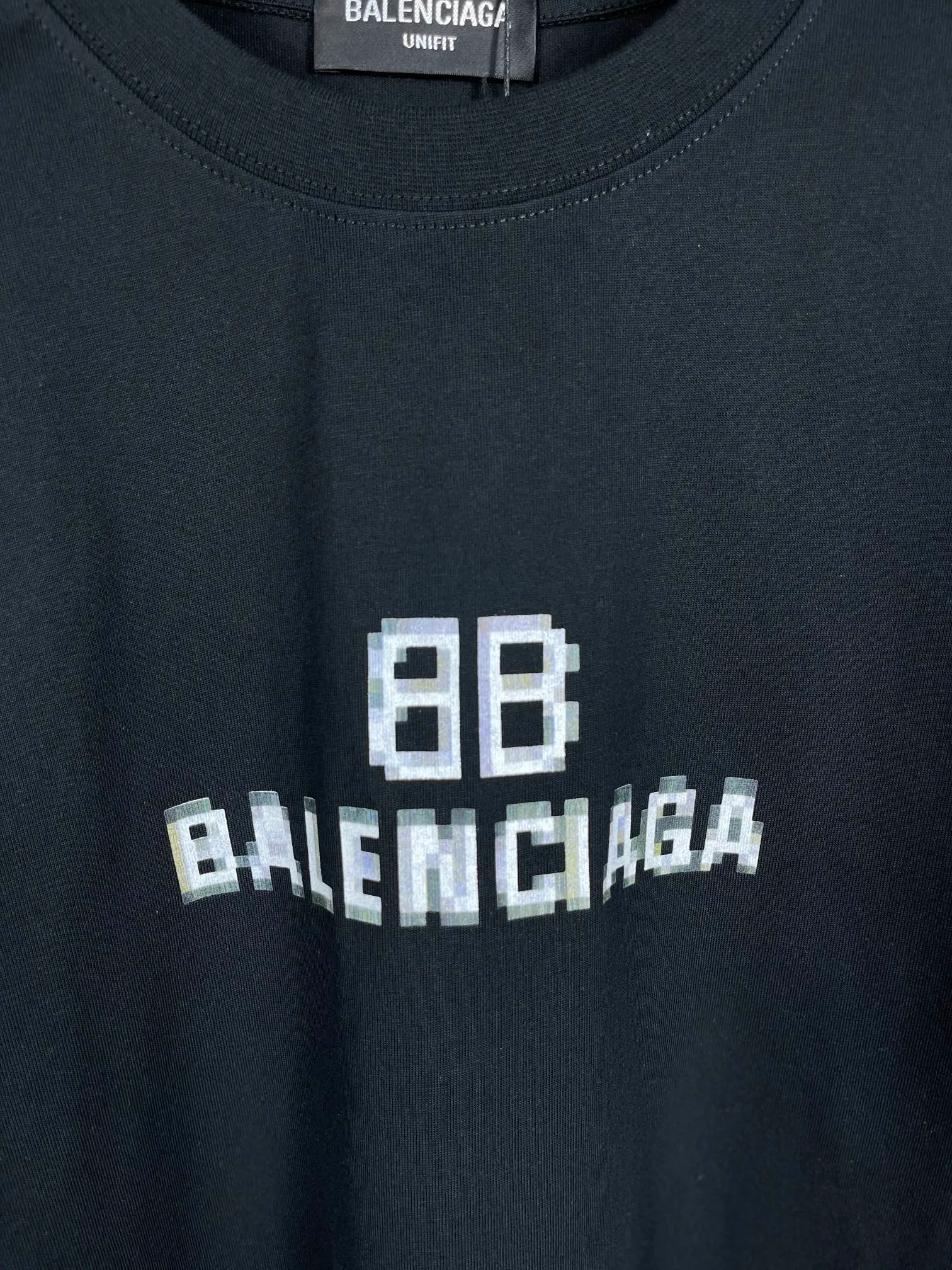 🅿️166 Actual pictures [Top version. Official website quality] BALENCI*GA/Paris. Classic style. BALENCI*GA# Phantom BB direct-injection printed short-sleeved T-shirt. Brick cabinet synchronization. The fabric is made of Paris ZP custom-woven and dyed 100% cotton double yarn compact cotton. The weight is 260 grams. The cloth surface is clean. The cloth pattern is clear, soft and comfortable. The threads are woven and dyed with no color difference. The classic pattern is printed with Kornit direct-injection printing, which has no hand feel and a three-dimensional effect, restoring the brick cabinet. The version adopts the OS loose shoulder design. Same style for men and women. Code: BL223039 Color: black. White. Size: XS S M L